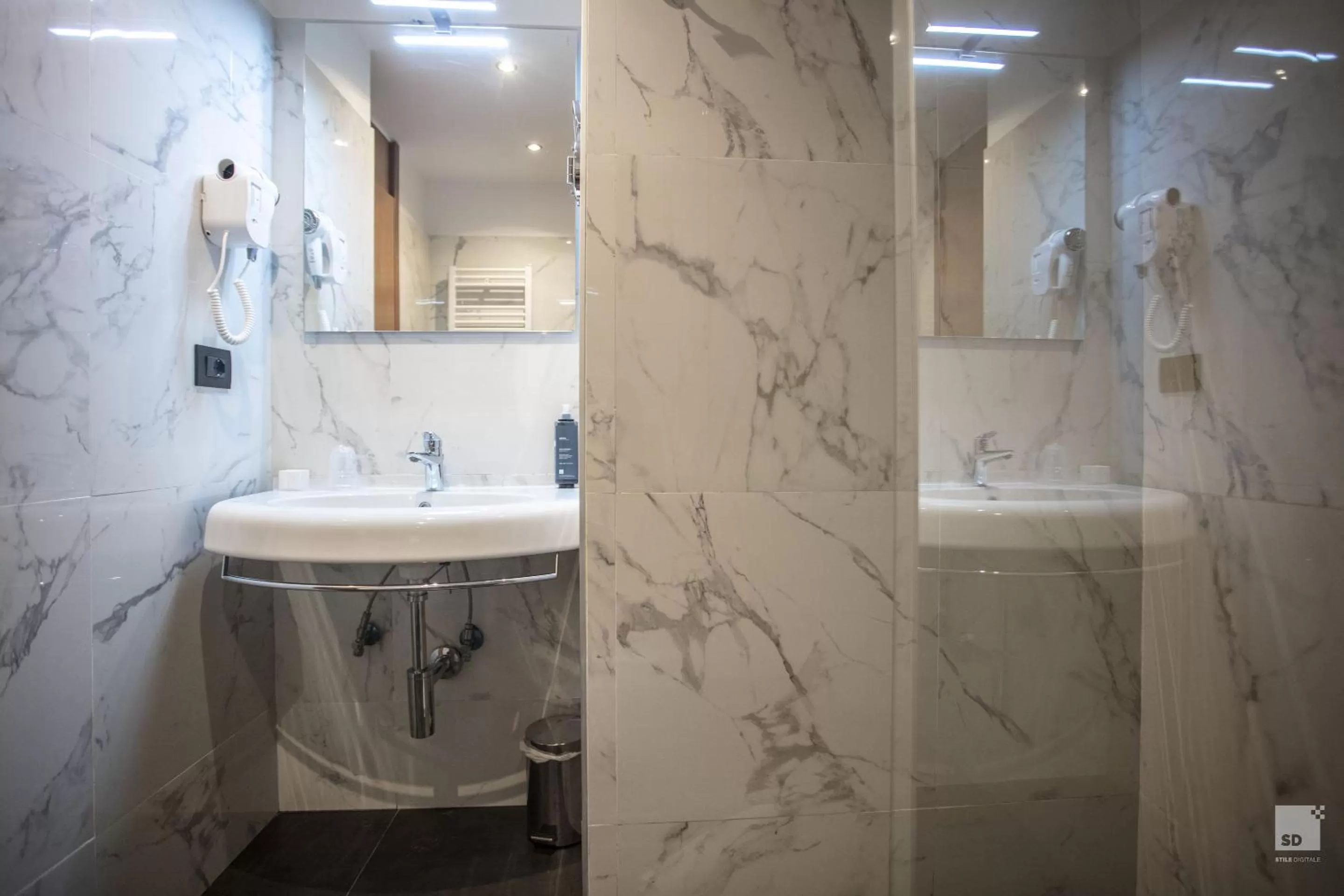 Shower in Hotel Diplomatic