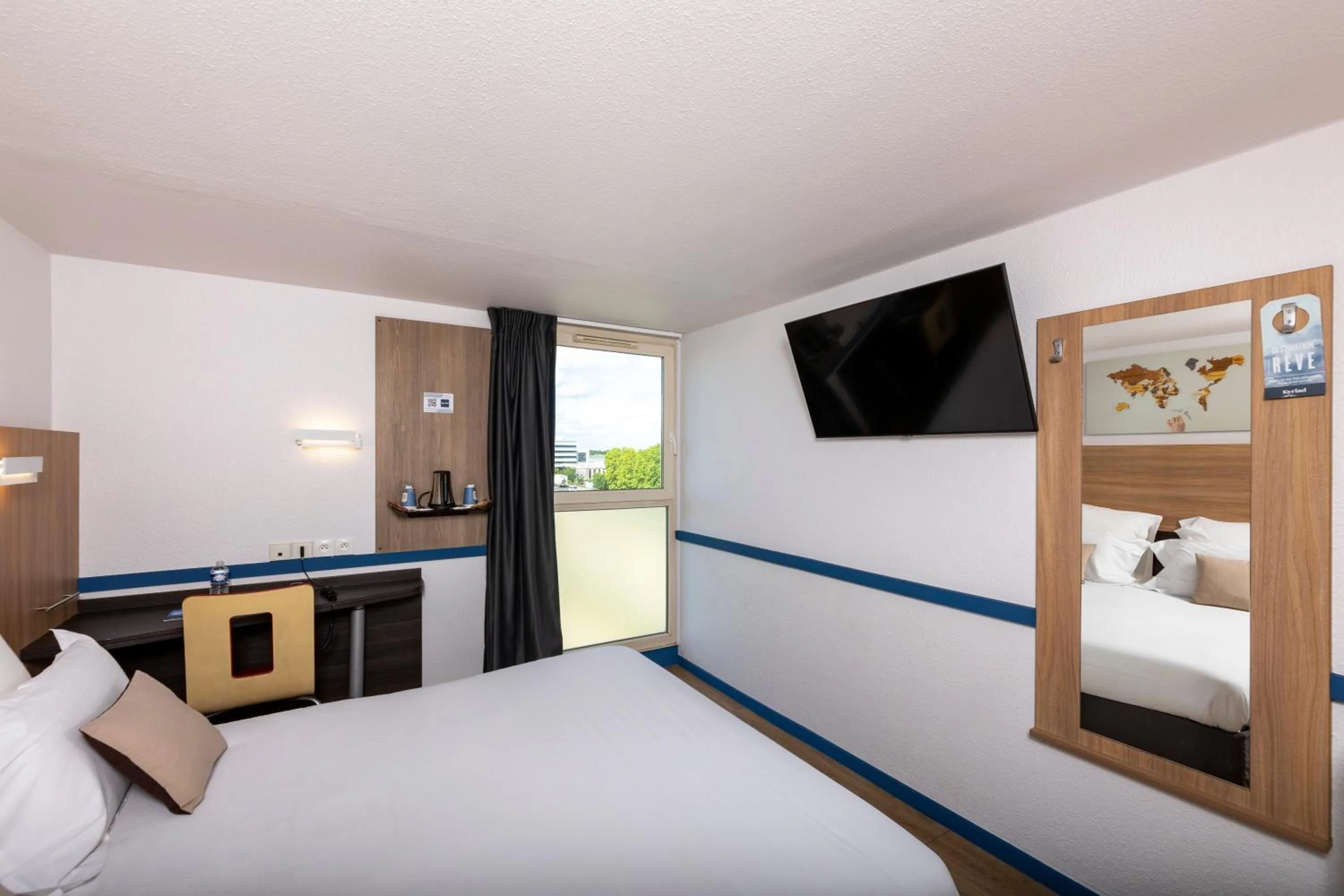 Bedroom in Kyriad Paris Ouest - Colombes