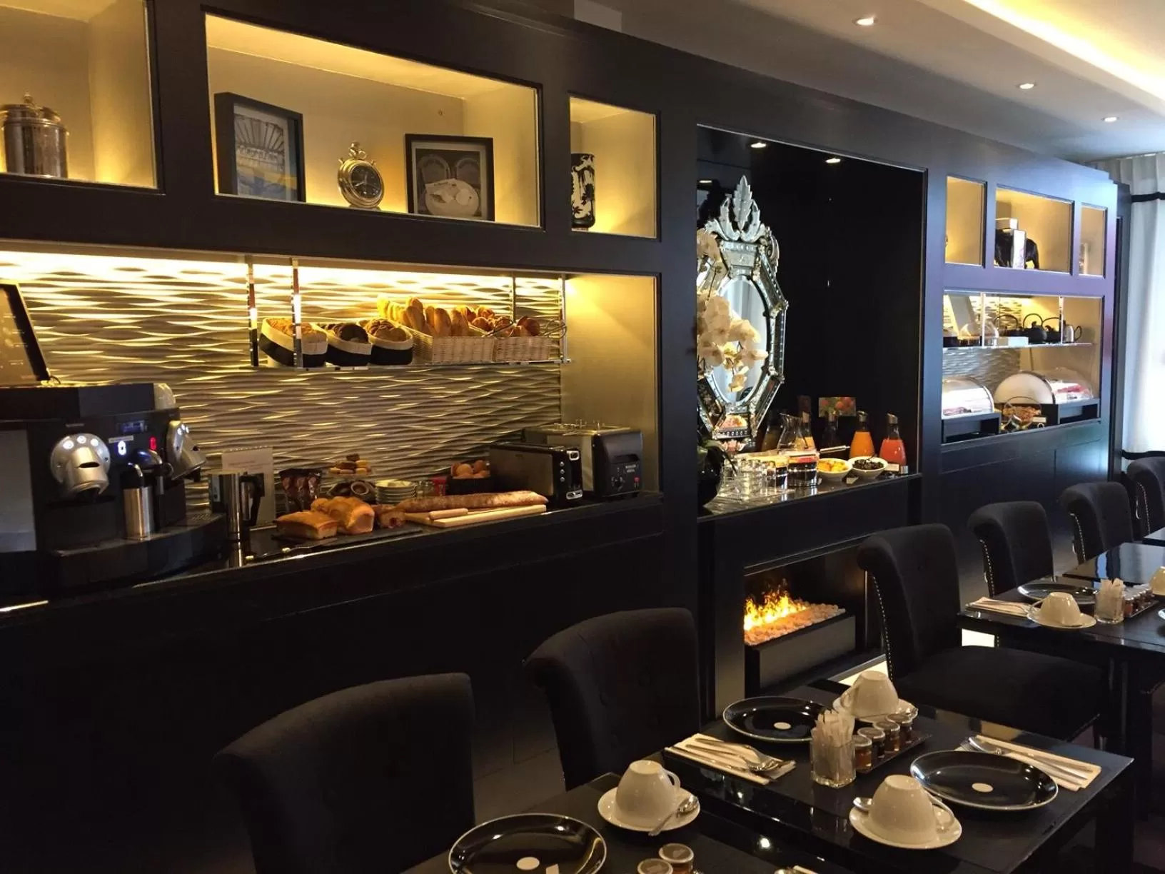 Restaurant/places to eat in Petit Madeleine Hôtel