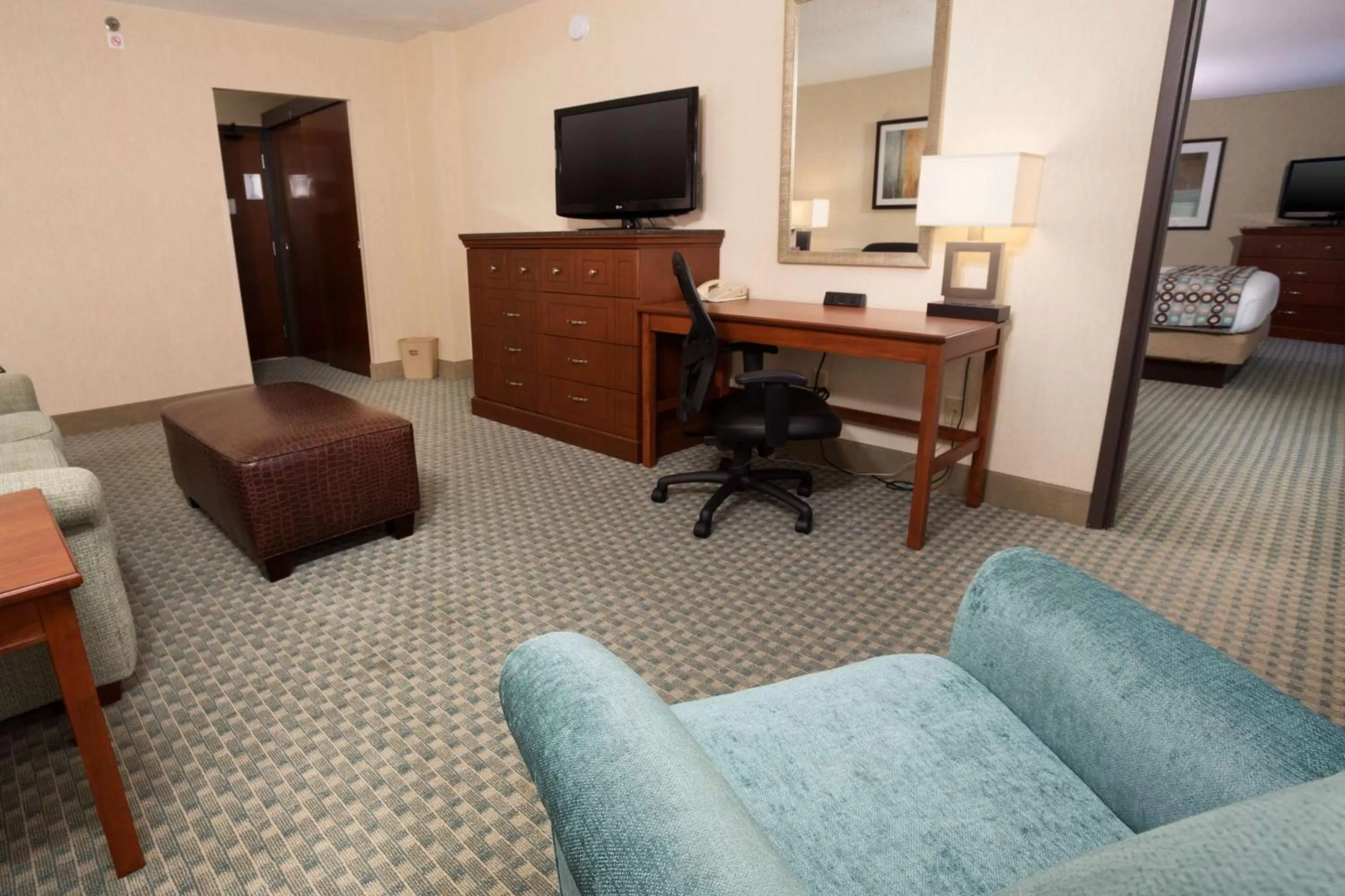 Deluxe Queen Suite with Sofa Bed - Non-Smoking in Pear Tree Inn St. Louis Near Union Station