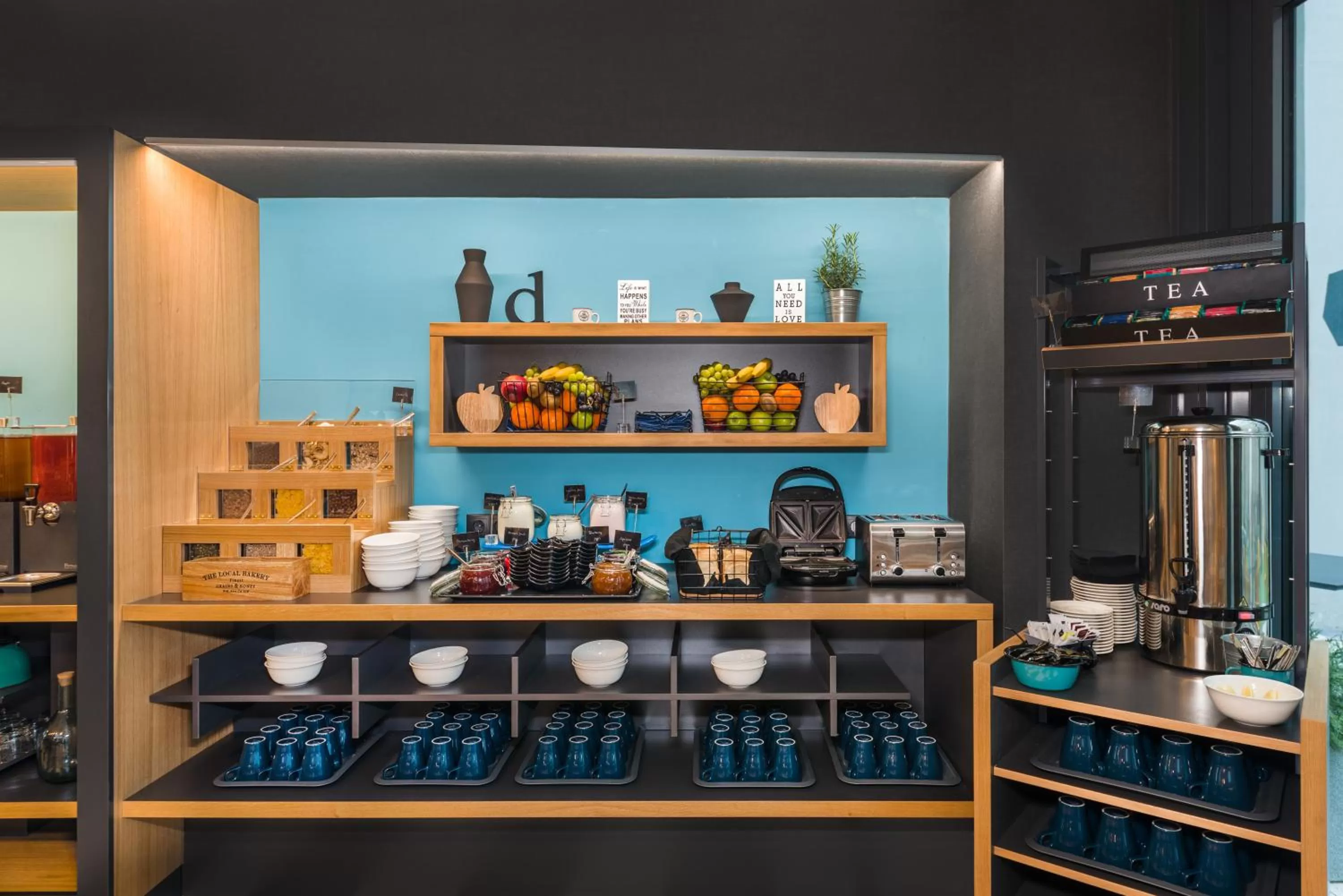 Restaurant/places to eat in D8 Hotel