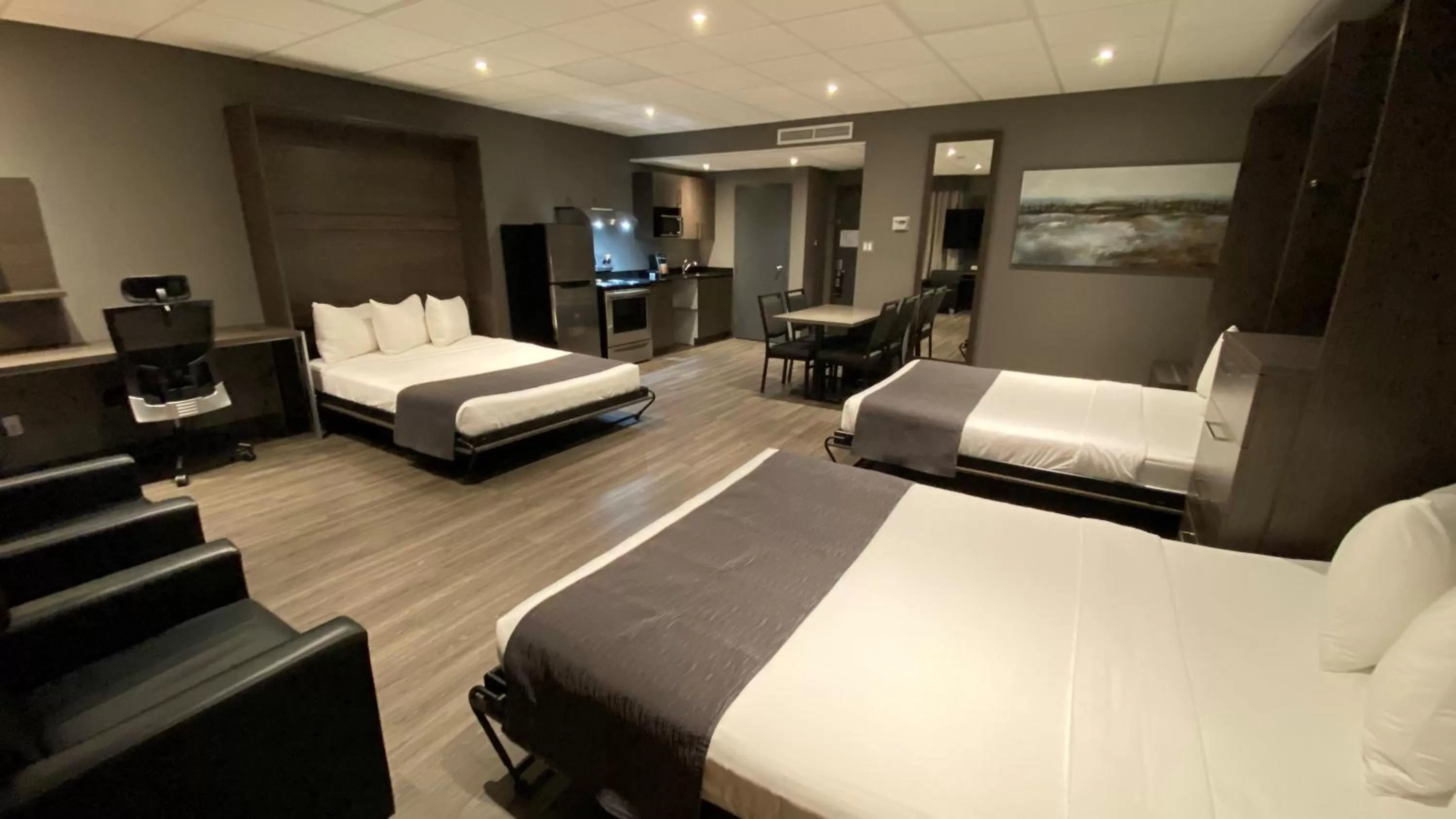 Bed in Hotel & Suites Le Dauphin Drummondville