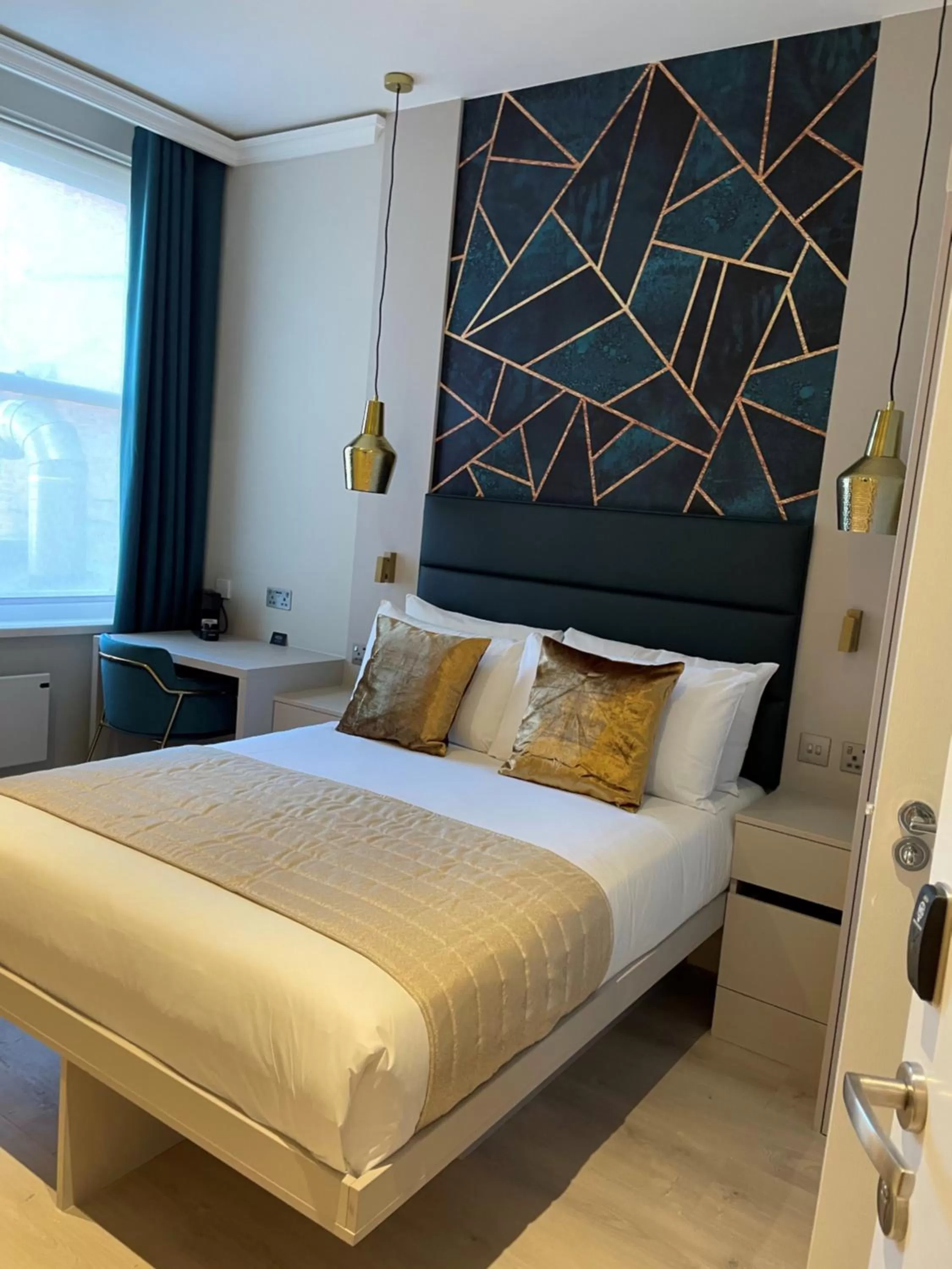 Photo of the whole room in West End Lane II