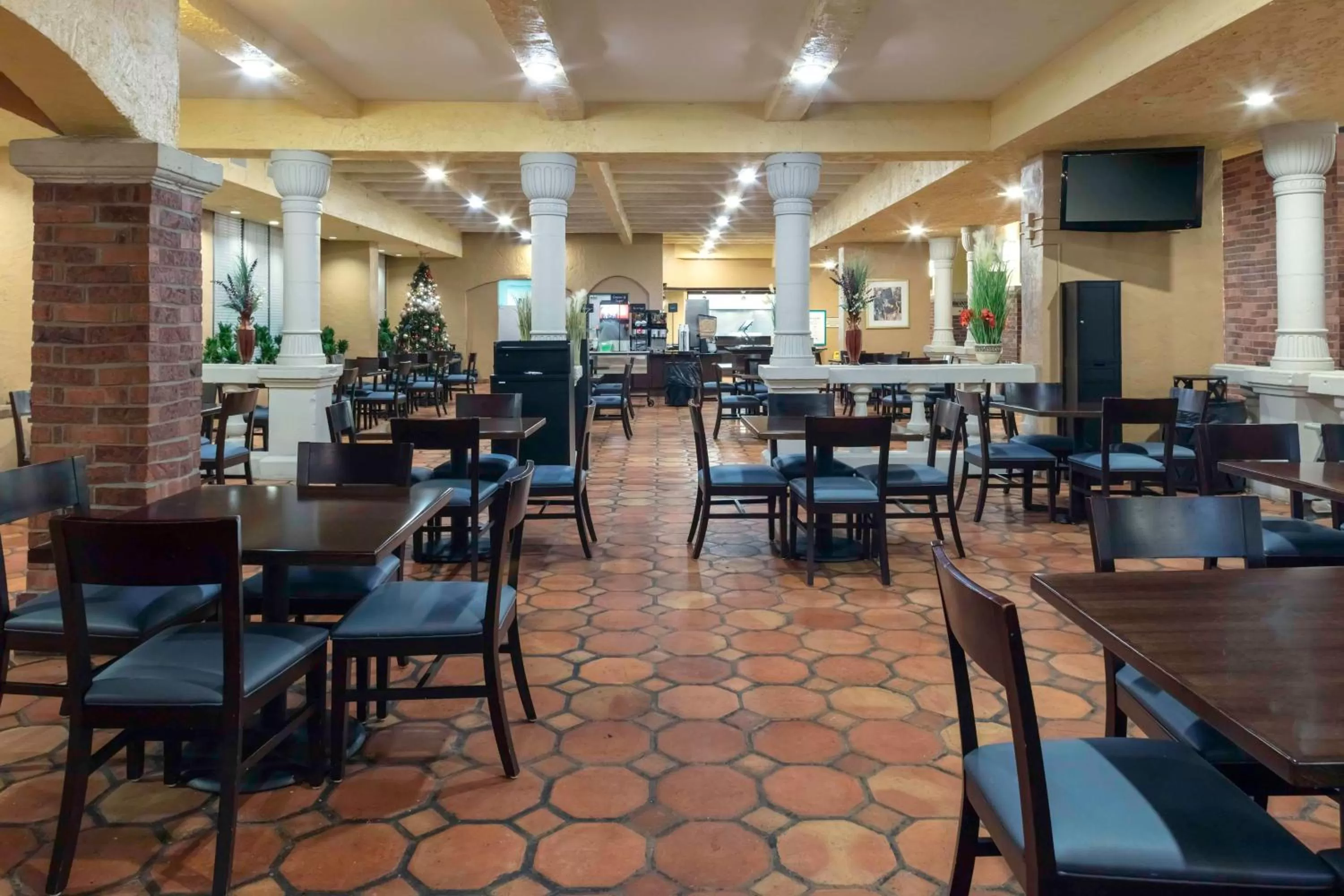 Restaurant/places to eat in Embassy Suites by Hilton Kansas City Plaza