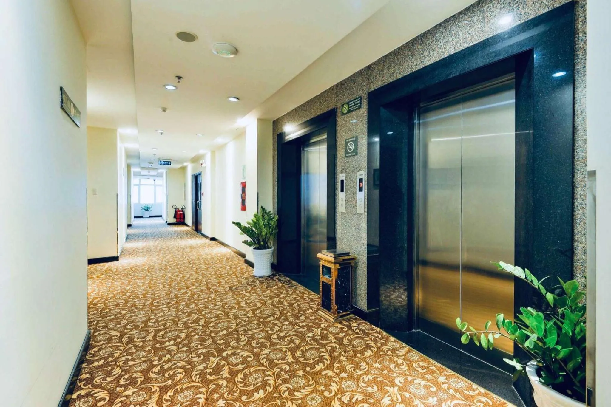 Happy Life Hotel District 7 Gần SECC