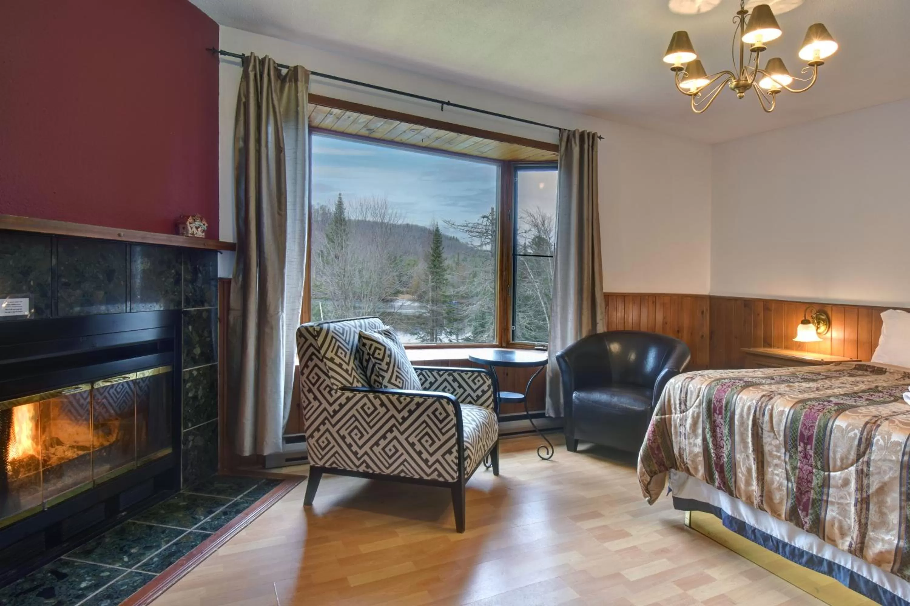 Bed in Hotel Le Petit Lac Sainte-Adèle