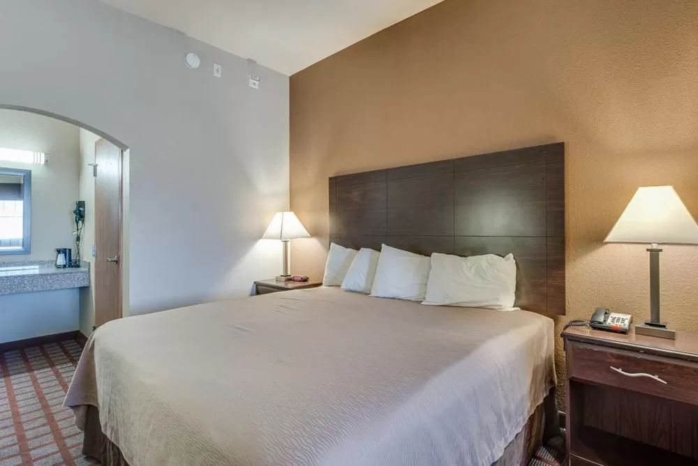 Bed in Executive Inn & Suites Cushing