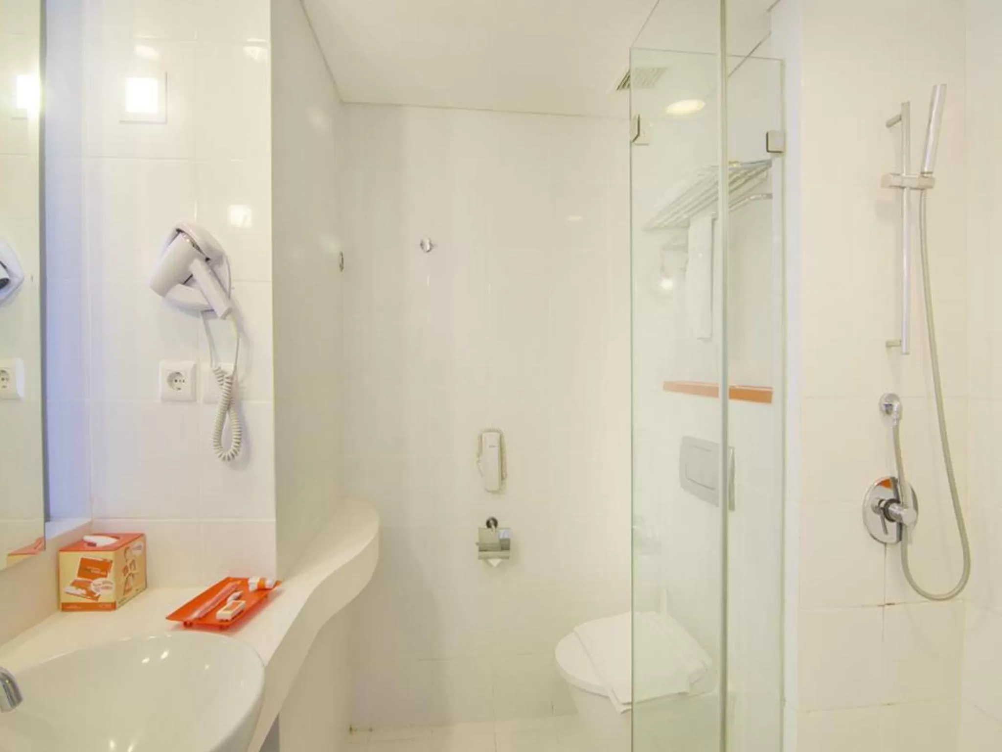 Shower in HARRIS Hotel and Conventions Denpasar Bali