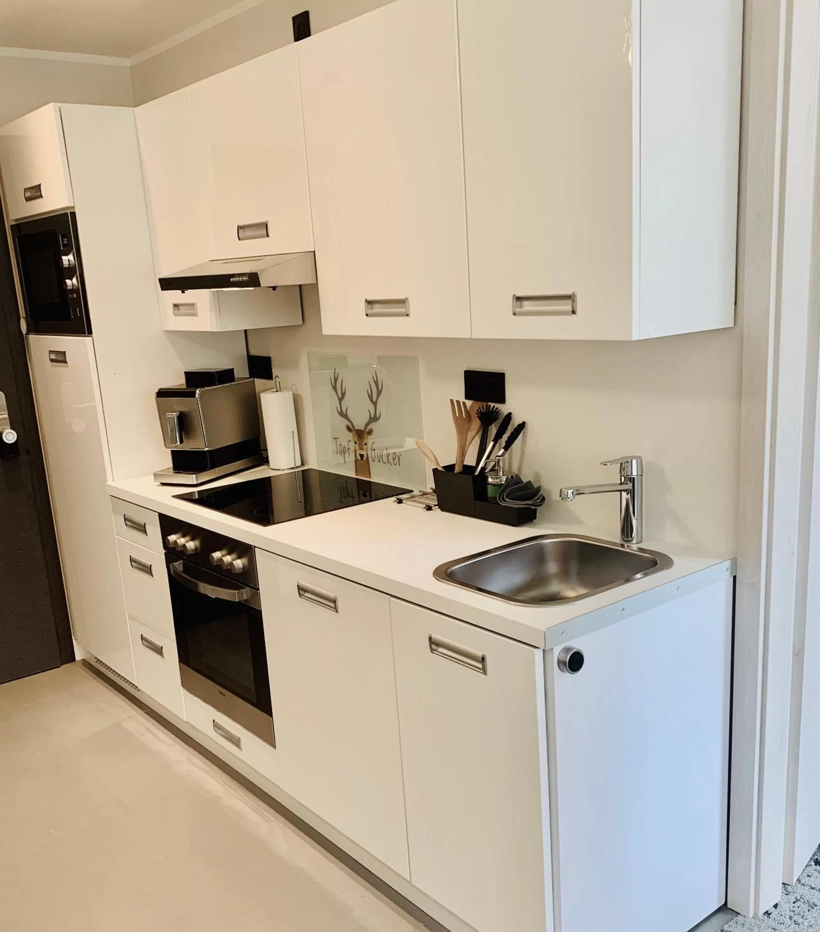 Kitchen/Kitchenette in BESOTEL Mettmann