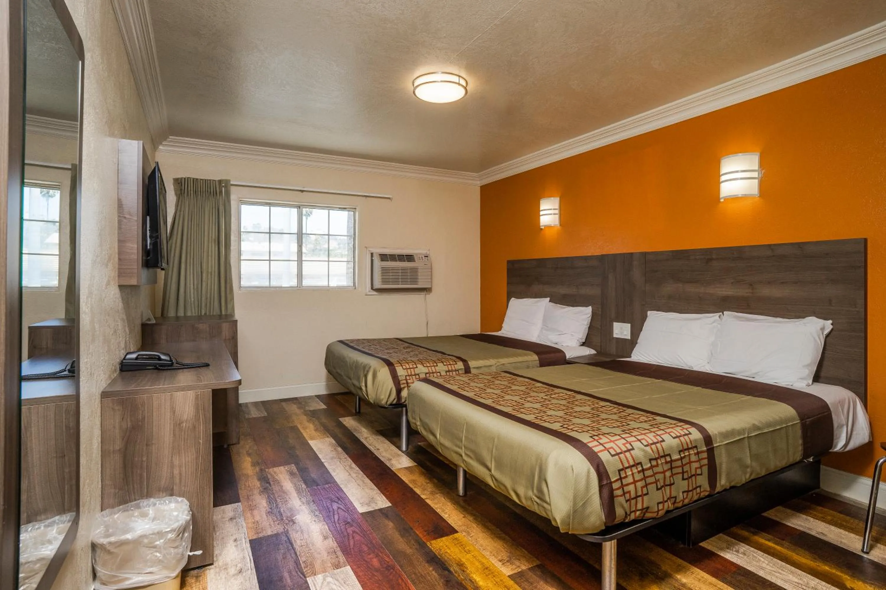 Bedroom, Bed in Economy Inn Hollywood