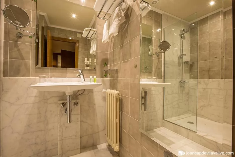 Bathroom in Hotel-Hostal Sport