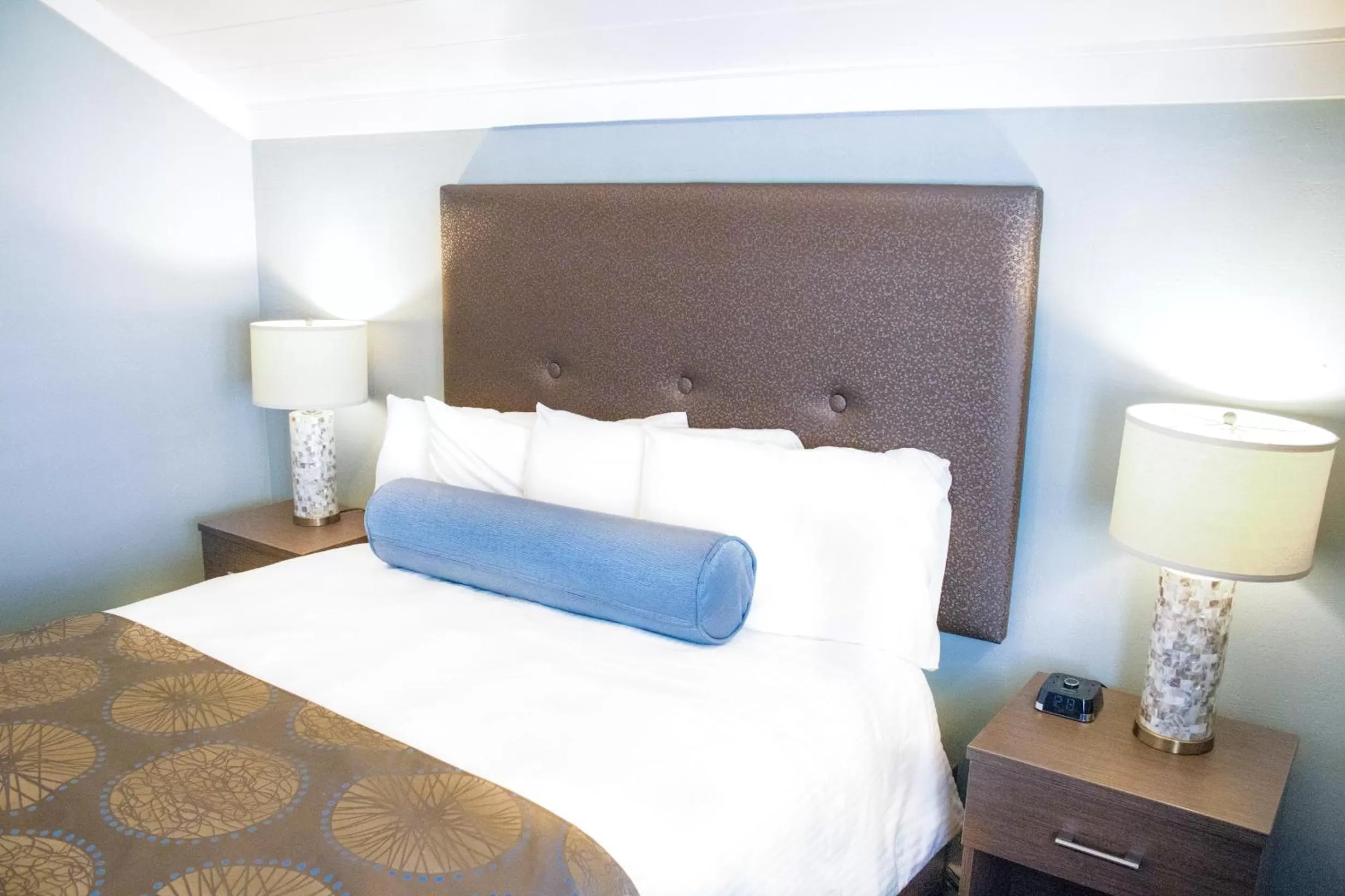 Bed in Ocean Echo Inn & Beach Cottages