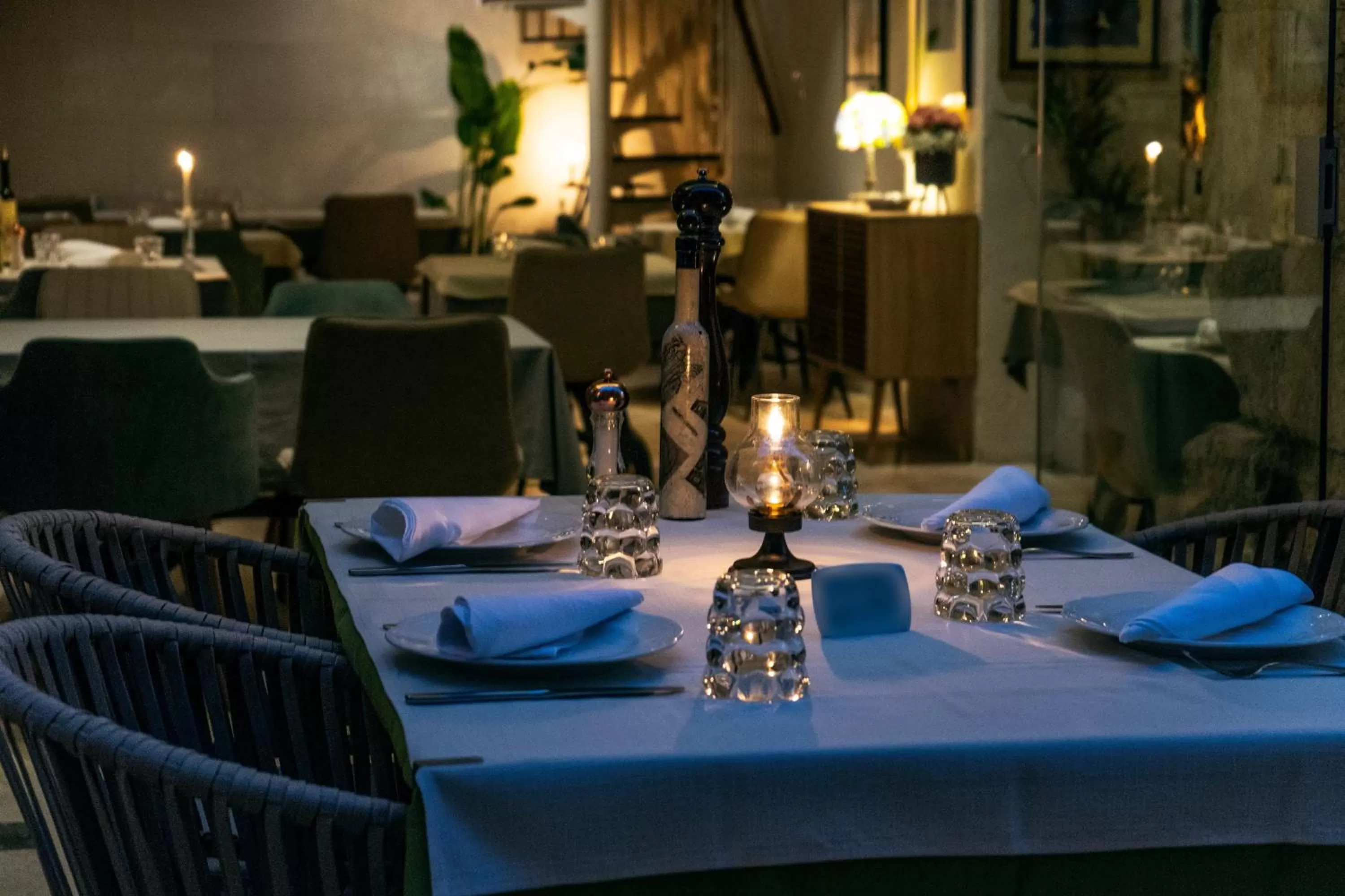 Restaurant/places to eat in Leonis Restaurant & Rooms