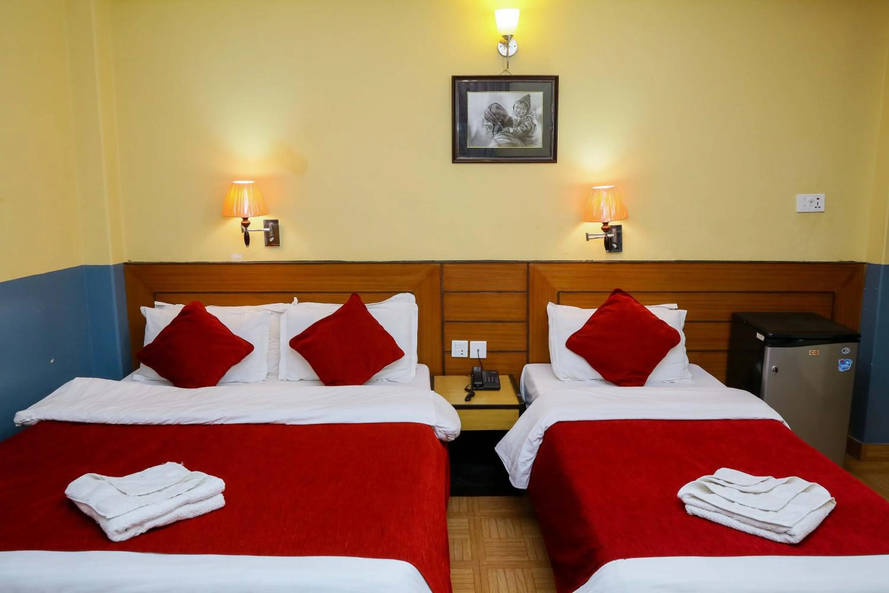 Bed in Hotel Silver Oaks Inn