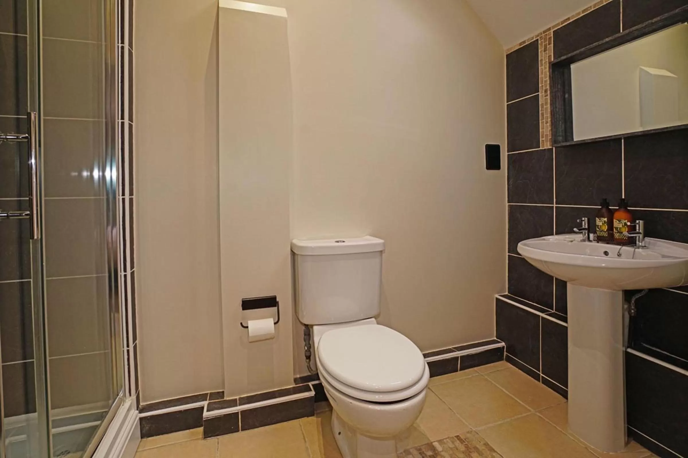 Toilet in Greyhound Hever