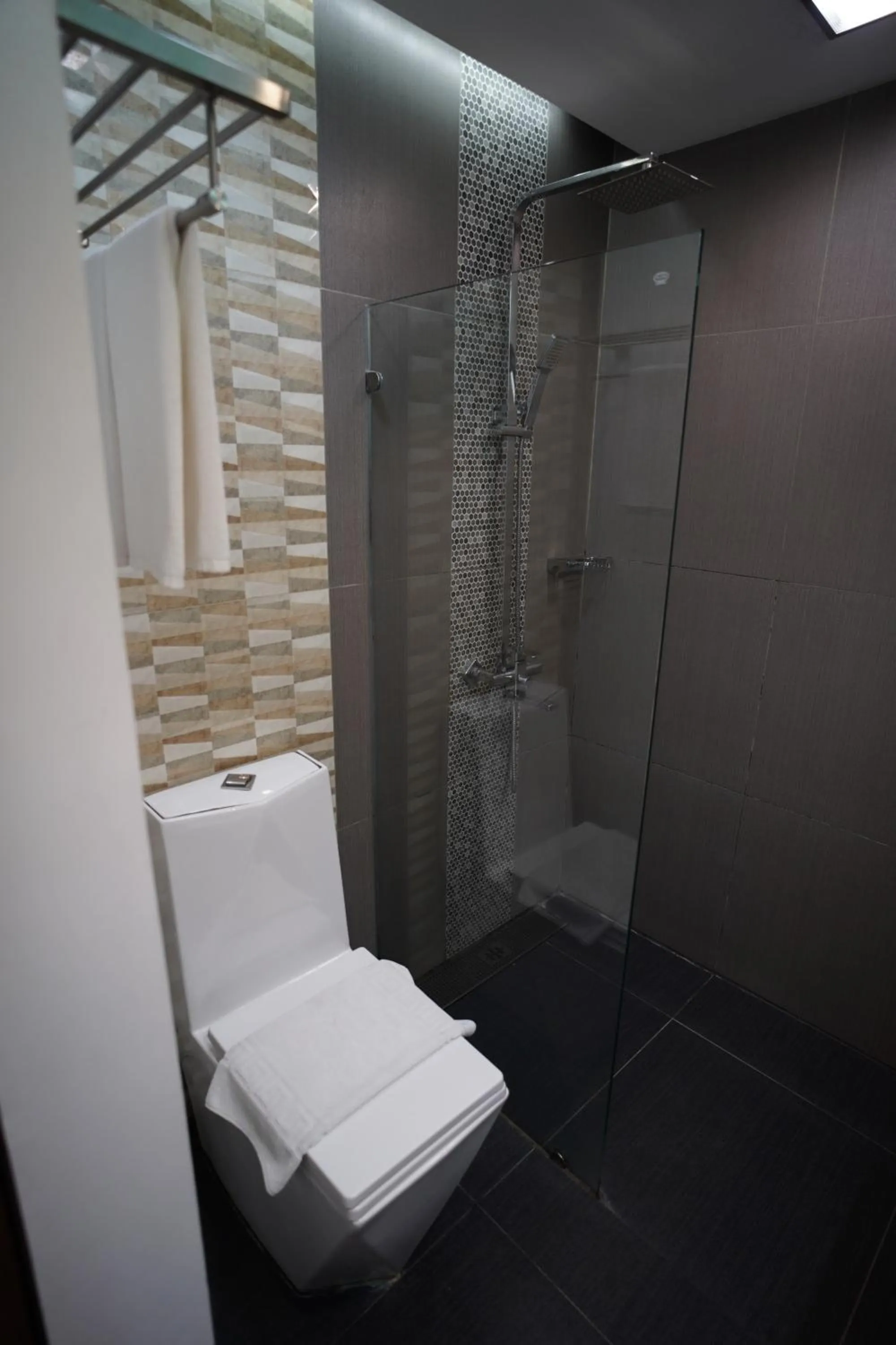 Toilet in Heroes Hotel