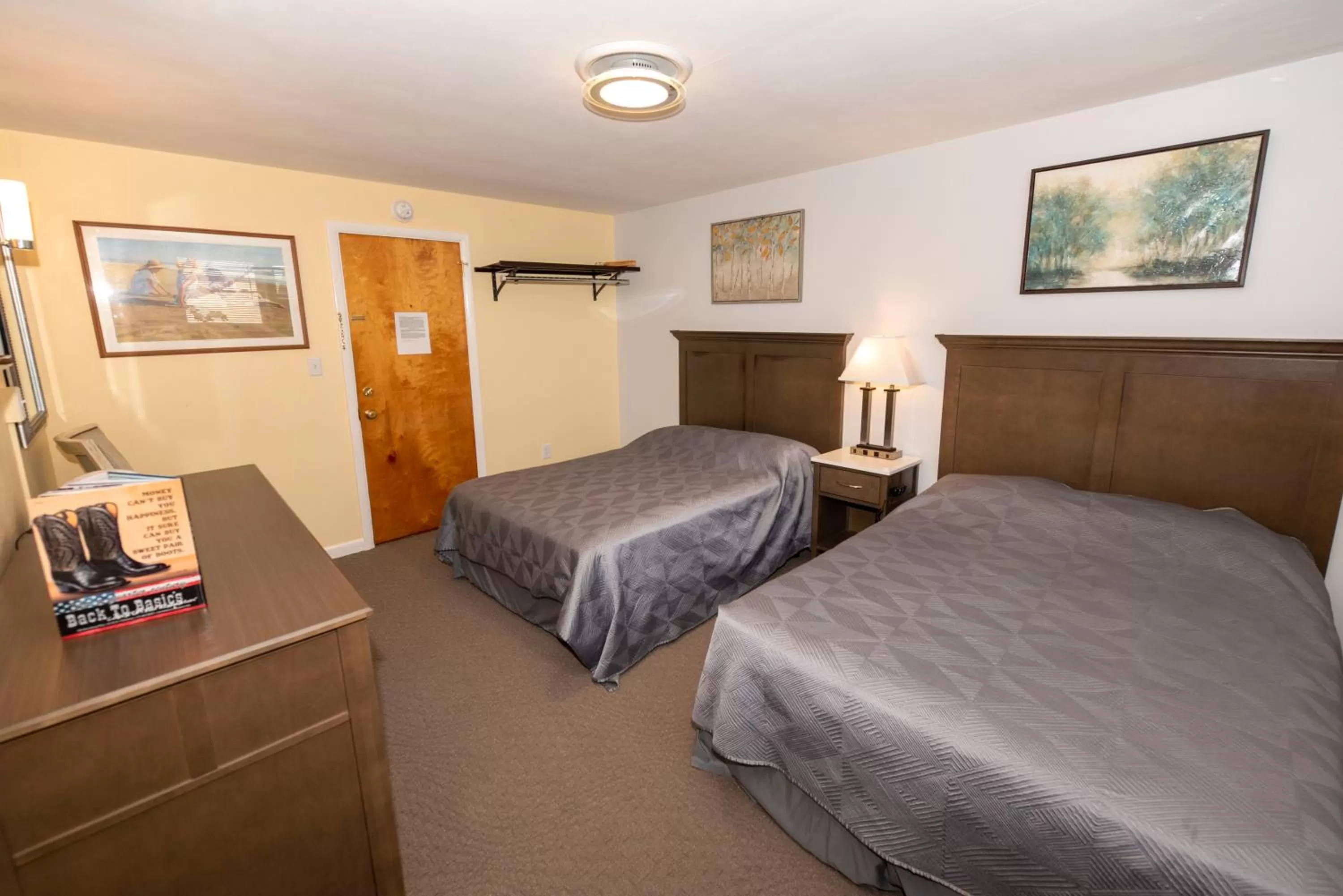 Photo of the whole room, Bed in Simmons Motel and Suites