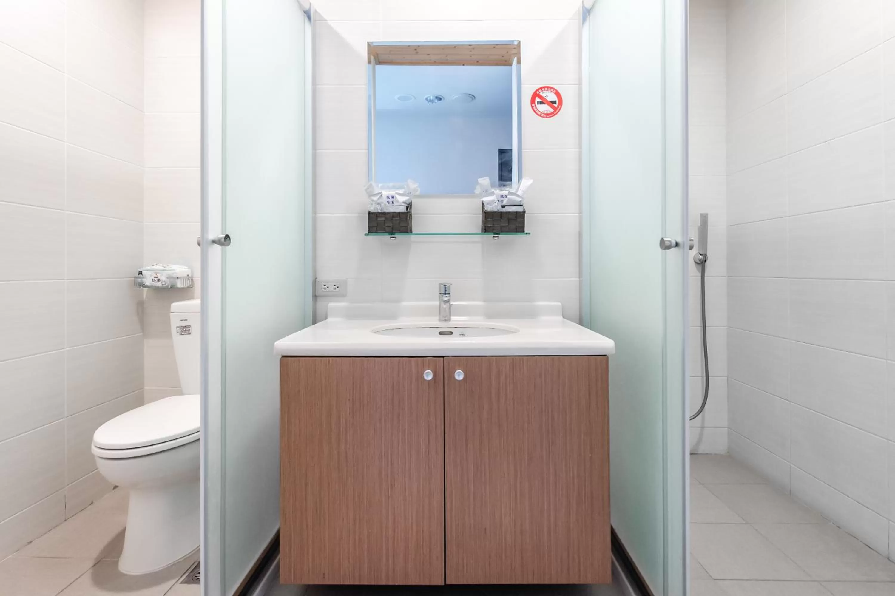 Bathroom in lightness Station Inn