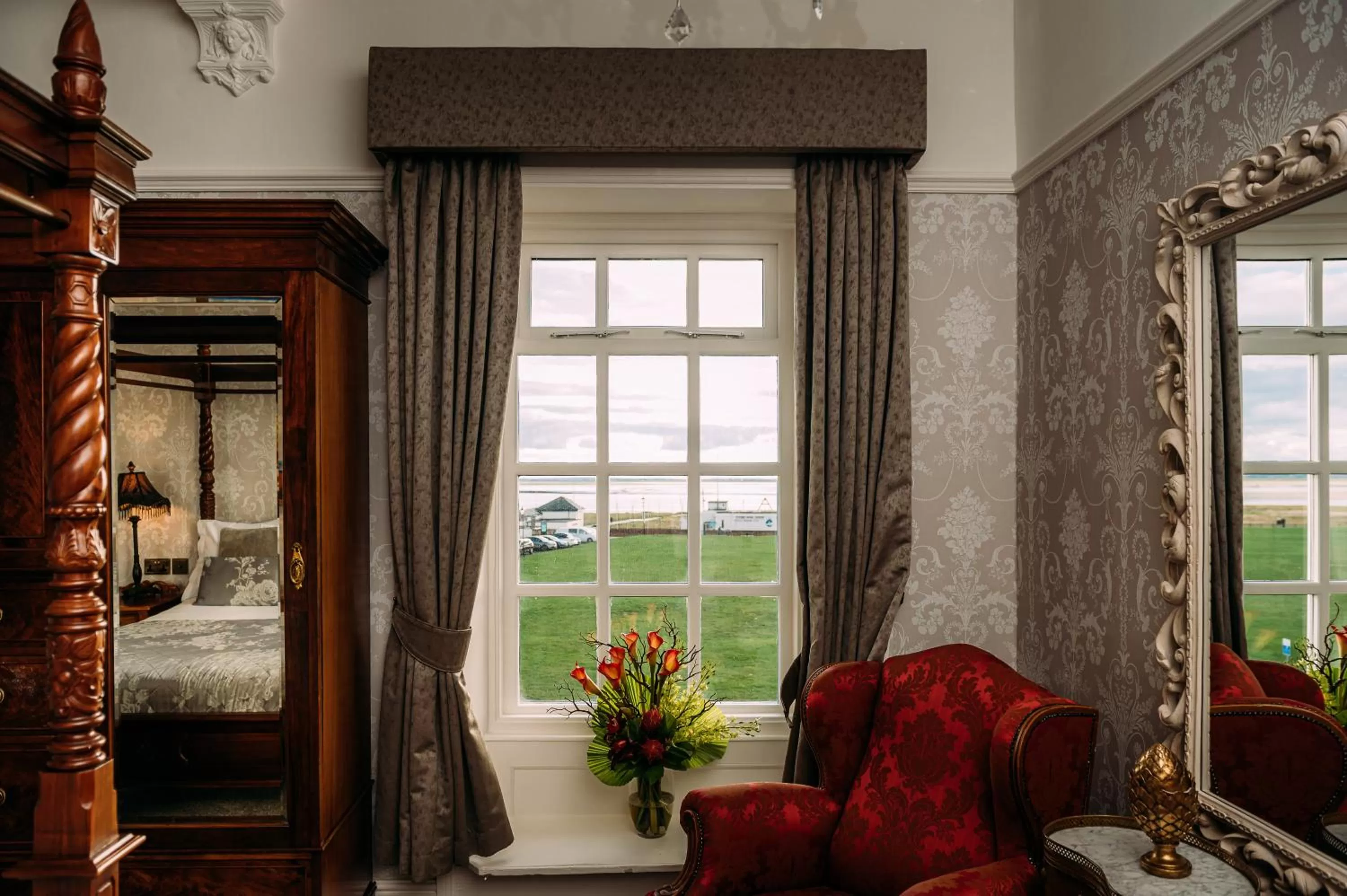 Seating area, Bed in The Queens Hotel