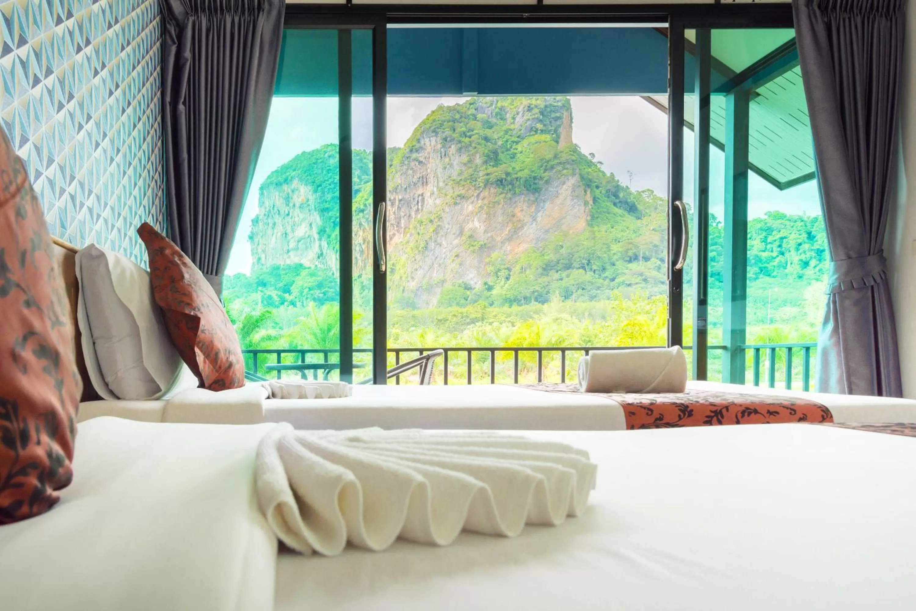 Bed in Baannai Lake View Resort