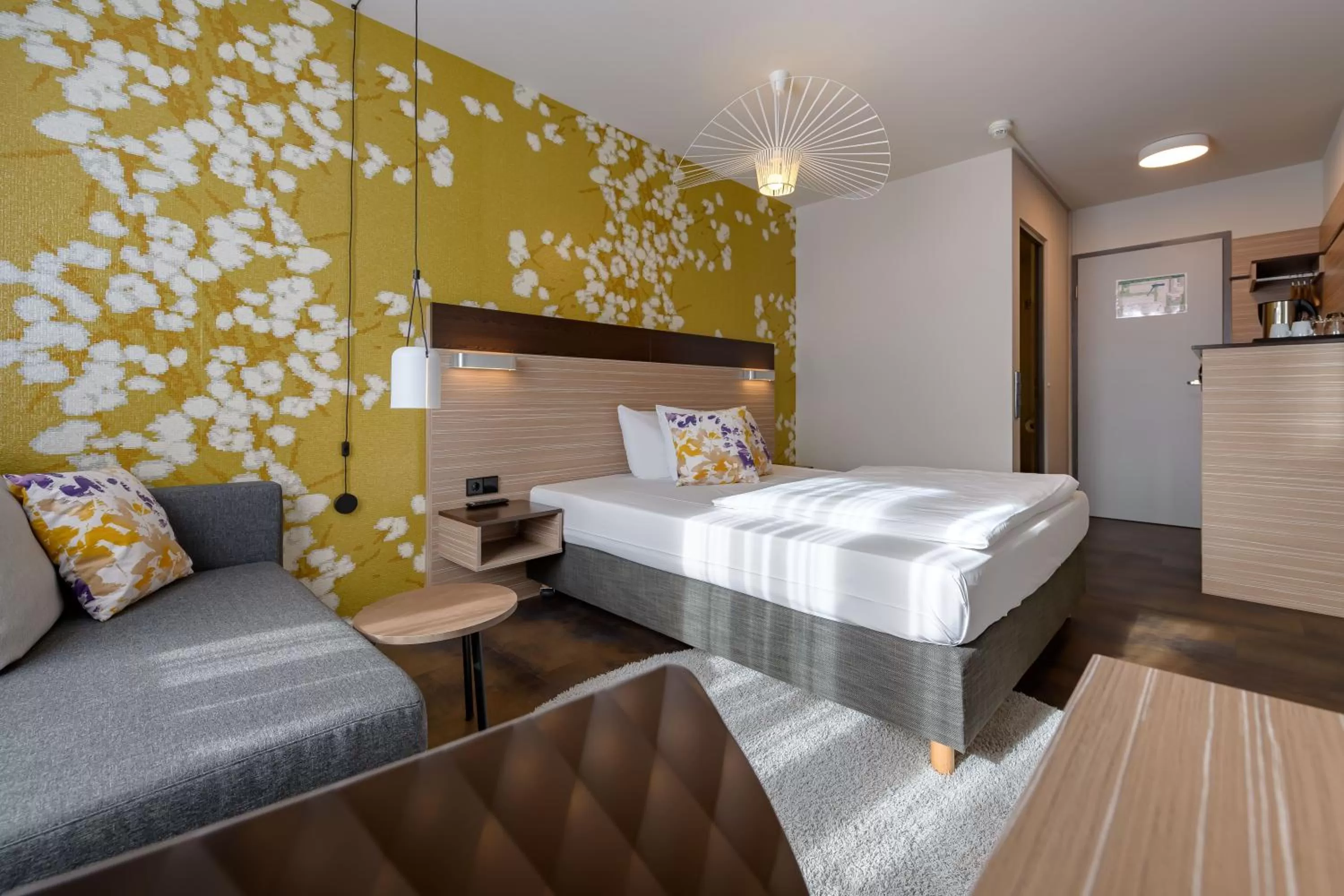 Seating area, Bed in Mercure Hotel Stuttgart Gerlingen