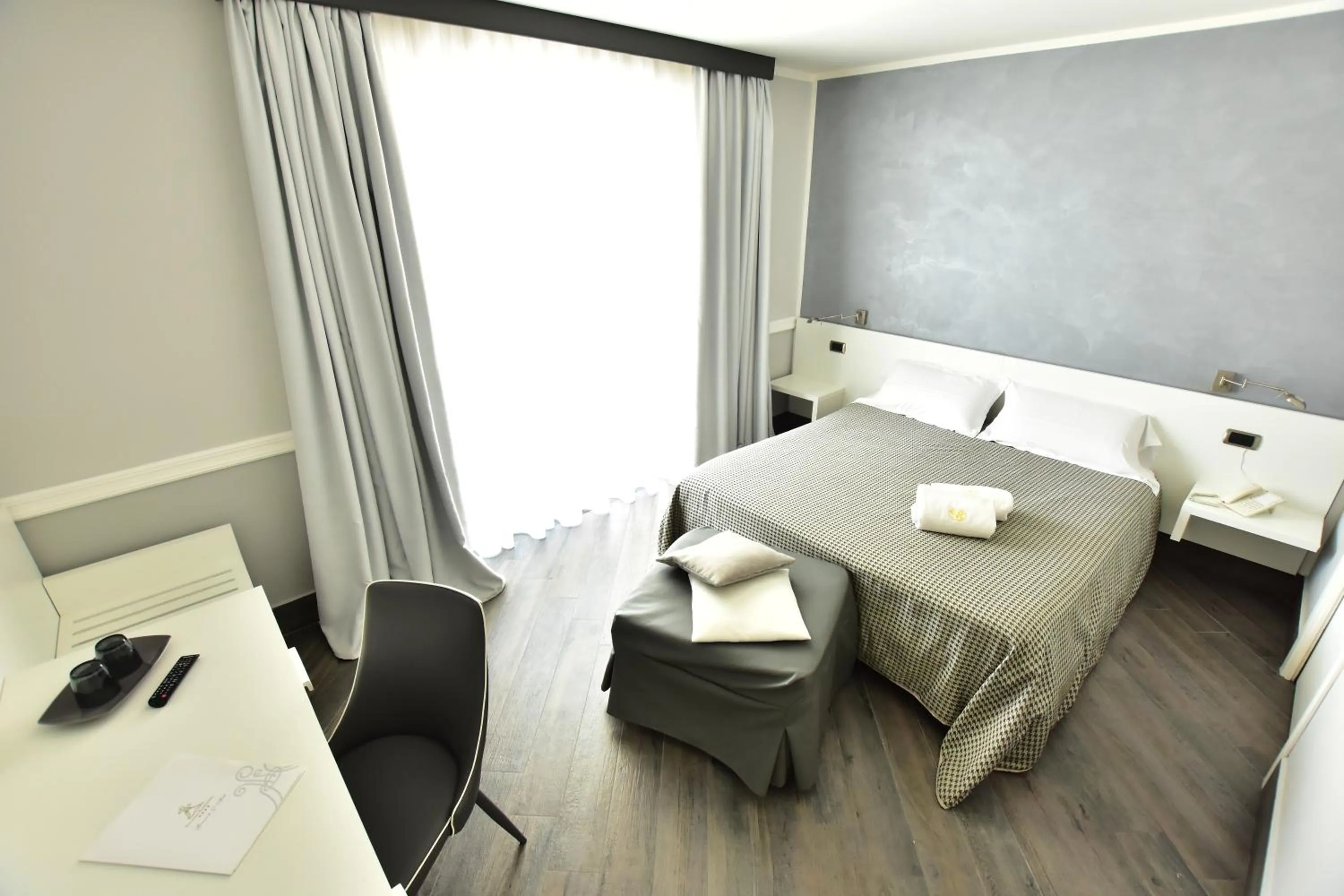 Photo of the whole room, Bed in Palazzo Rosenthal Vesuview Hotel & Resort