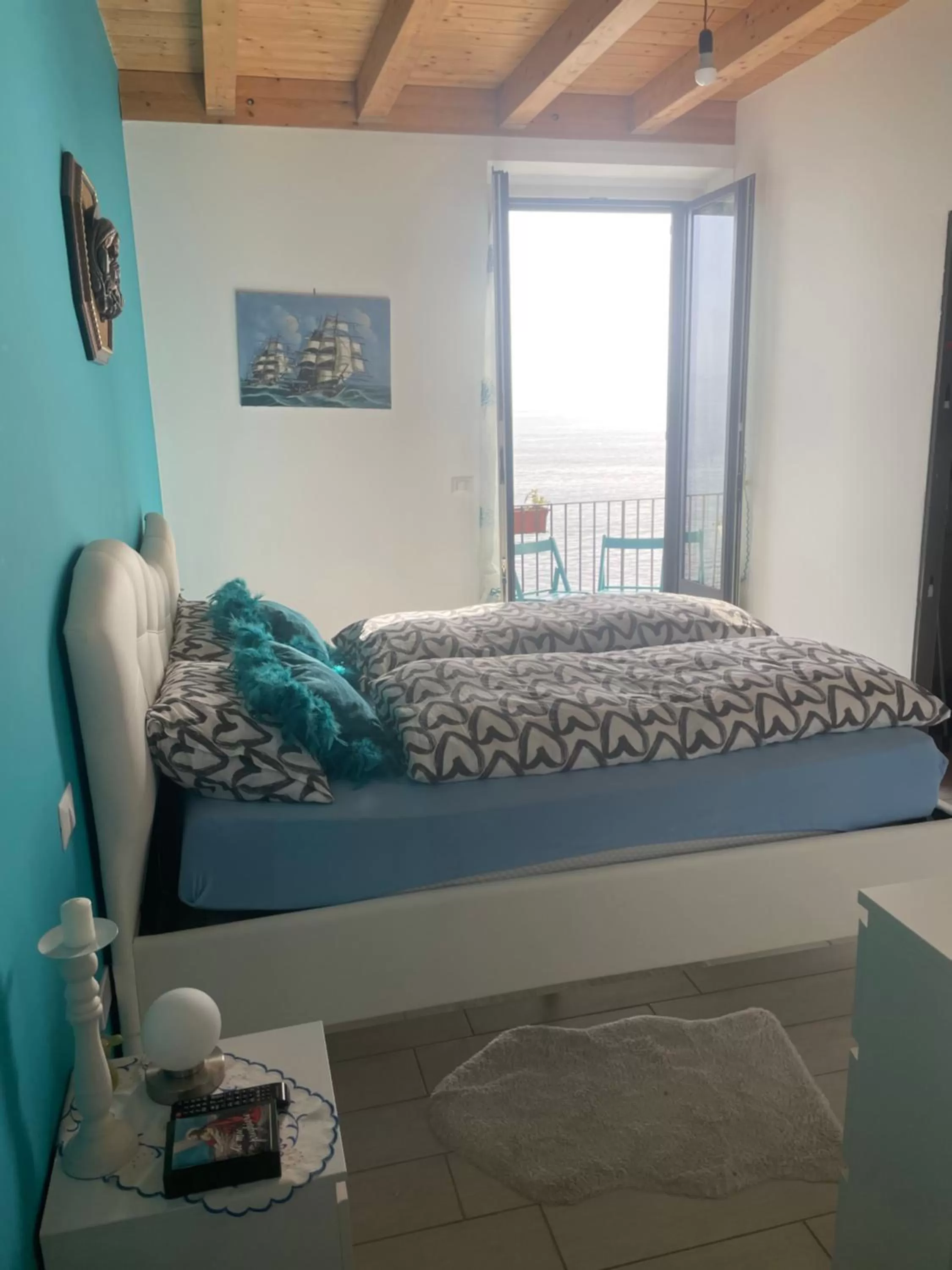 Photo of the whole room, Bed in Sunshine