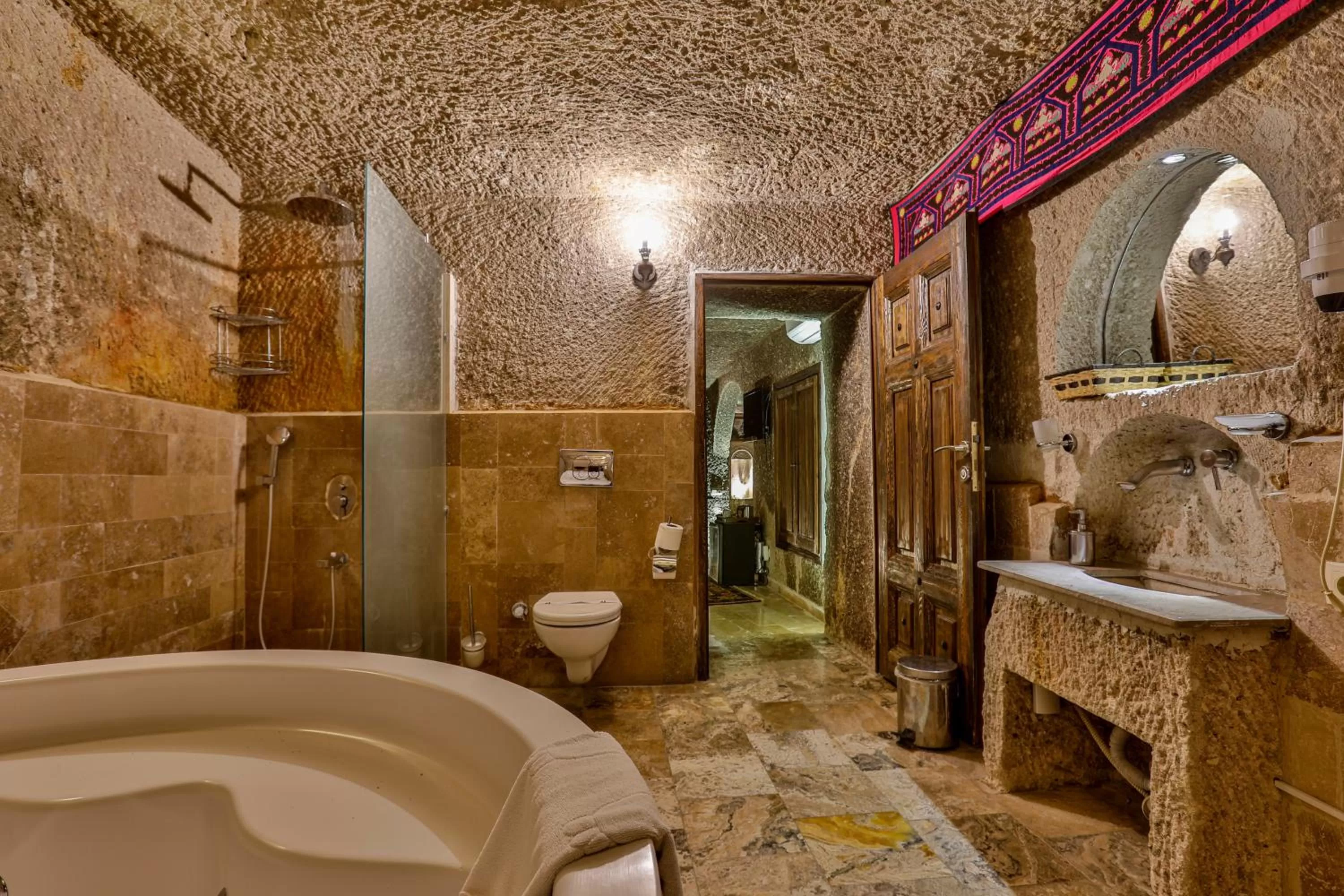 Toilet in Hidden Cave Hotel