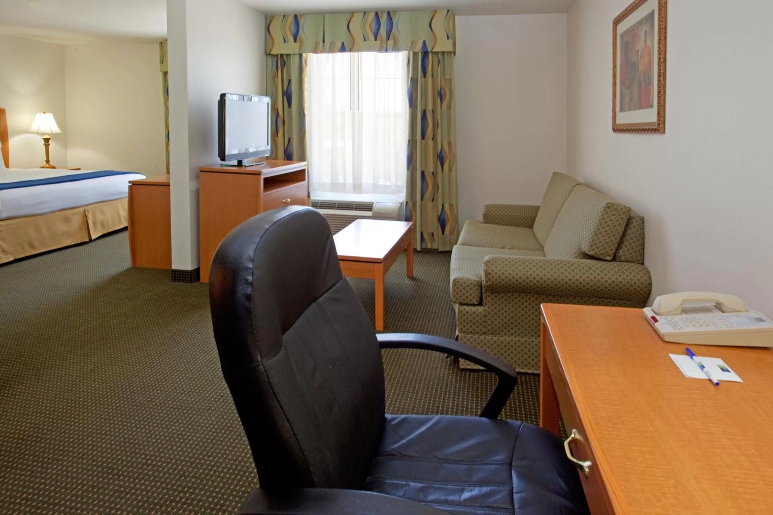 Photo of the whole room, Bed in Holiday Inn Express Hotel & Suites Columbus by IHG