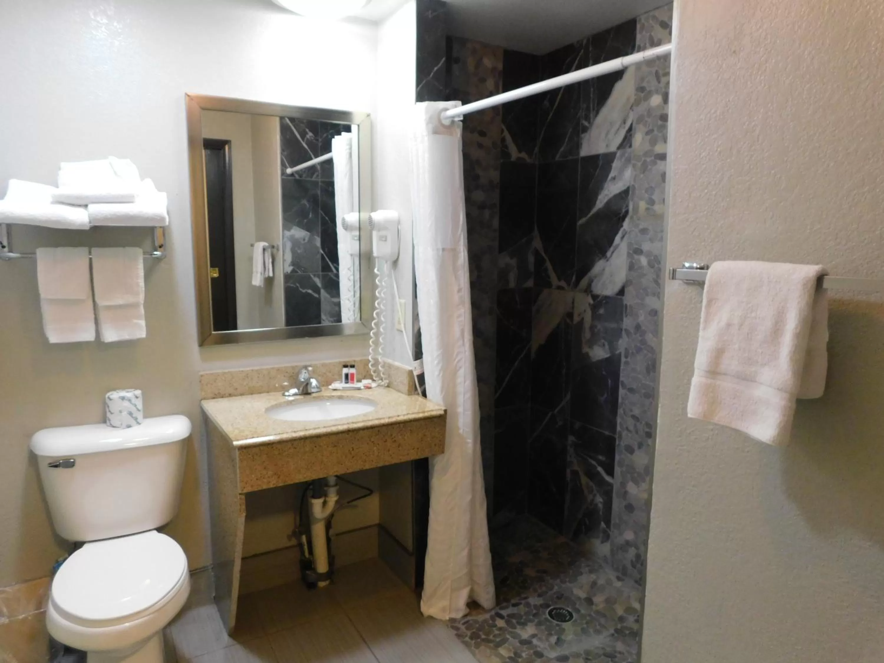 Days Inn & Suites by Wyndham Downtown Gatlinburg Parkway