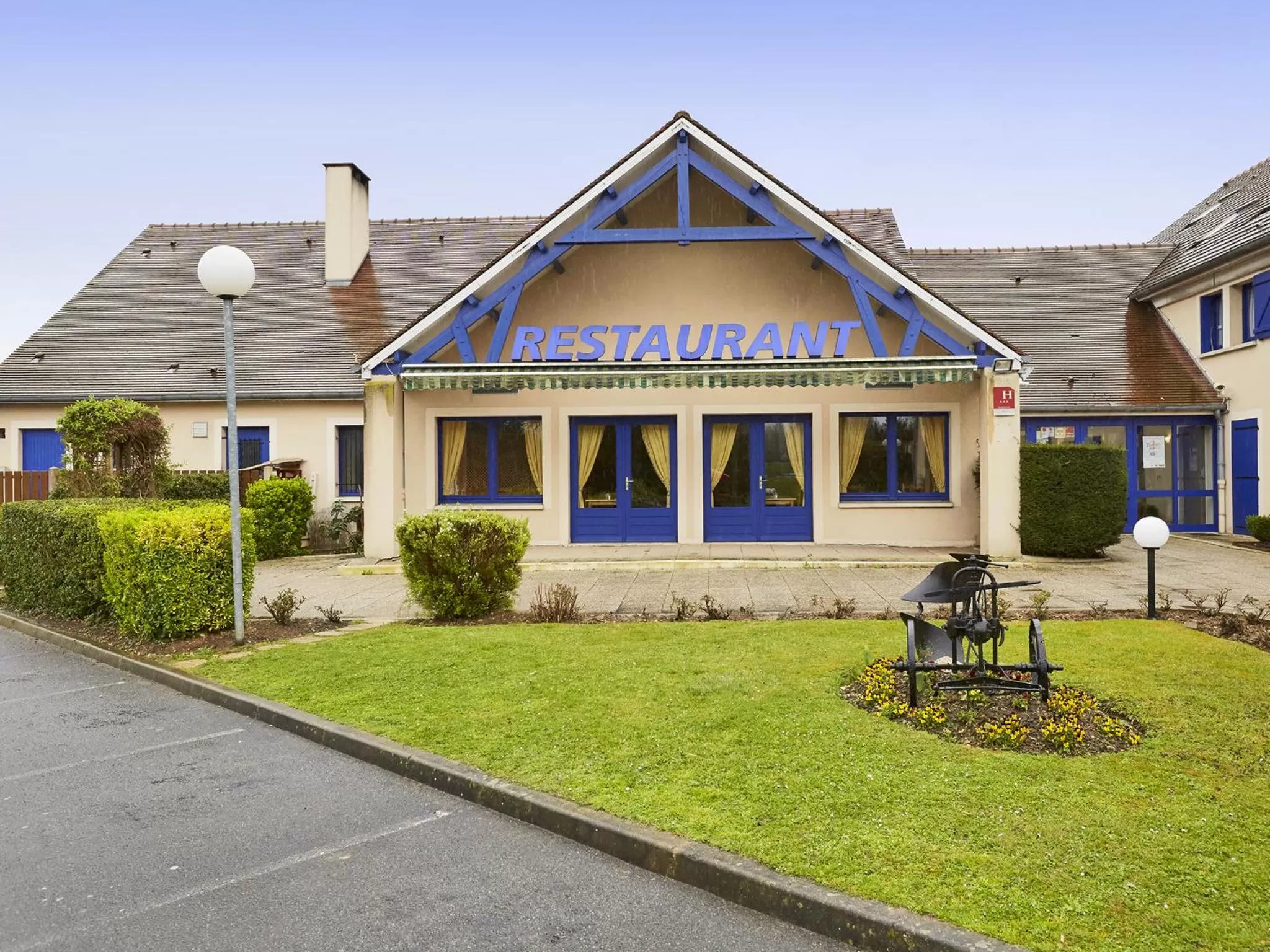 Facade/entrance in Comfort Hotel Etampes