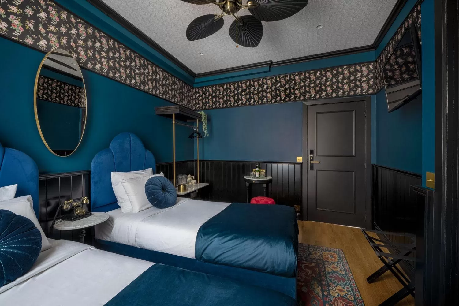 Photo of the whole room, Bed in Craves