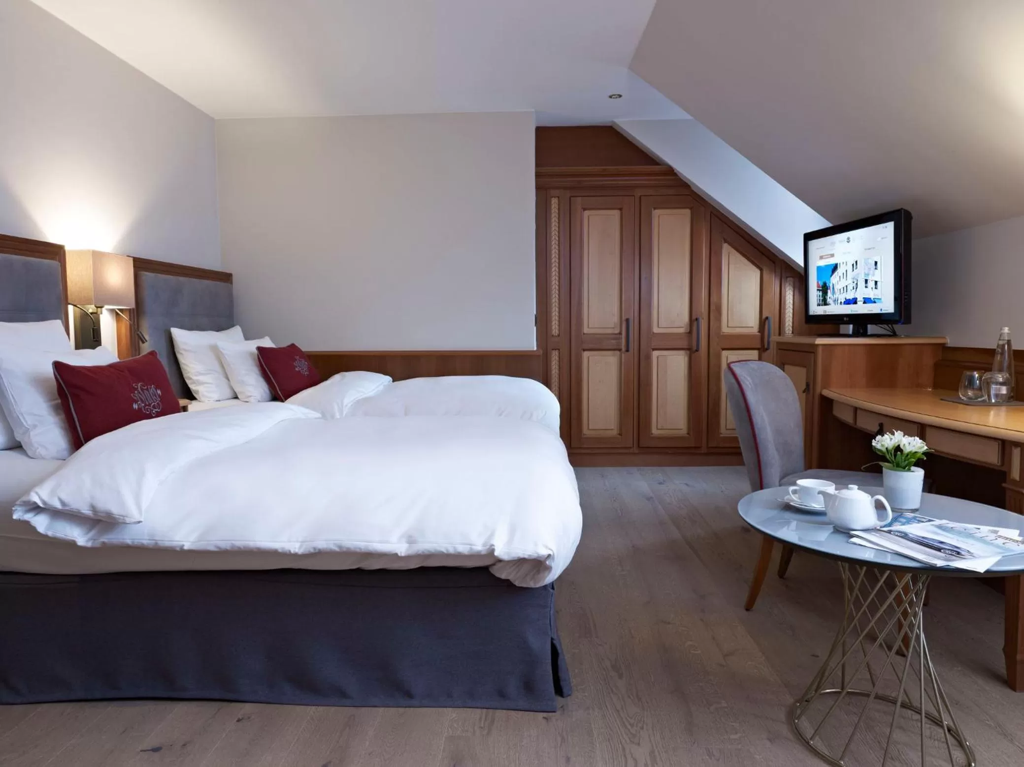 Photo of the whole room, Bed in Platzl Hotel - Superior