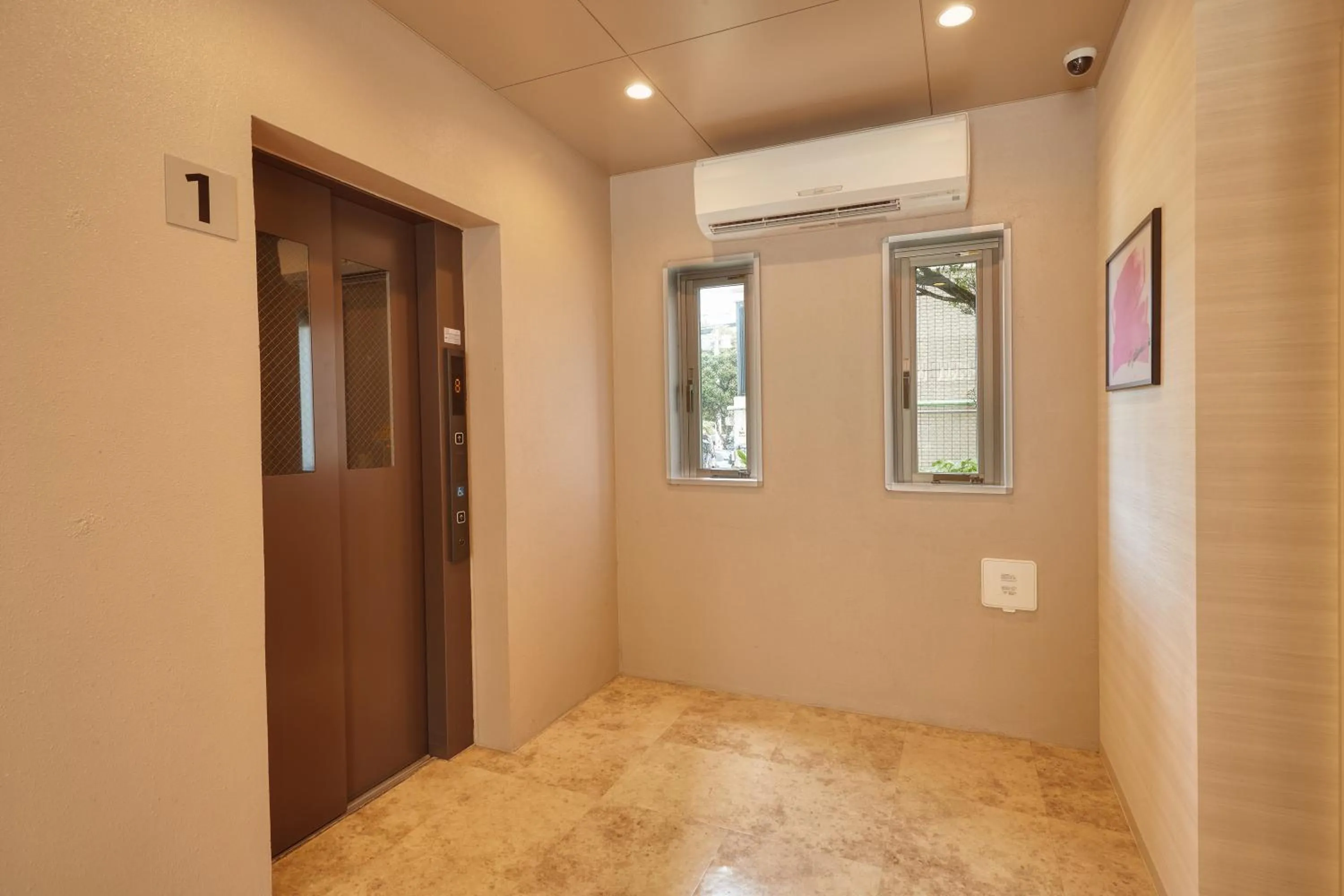 elevator in New Normal Hotel in NAMINOUE ニューノーマルホテルイン波の上