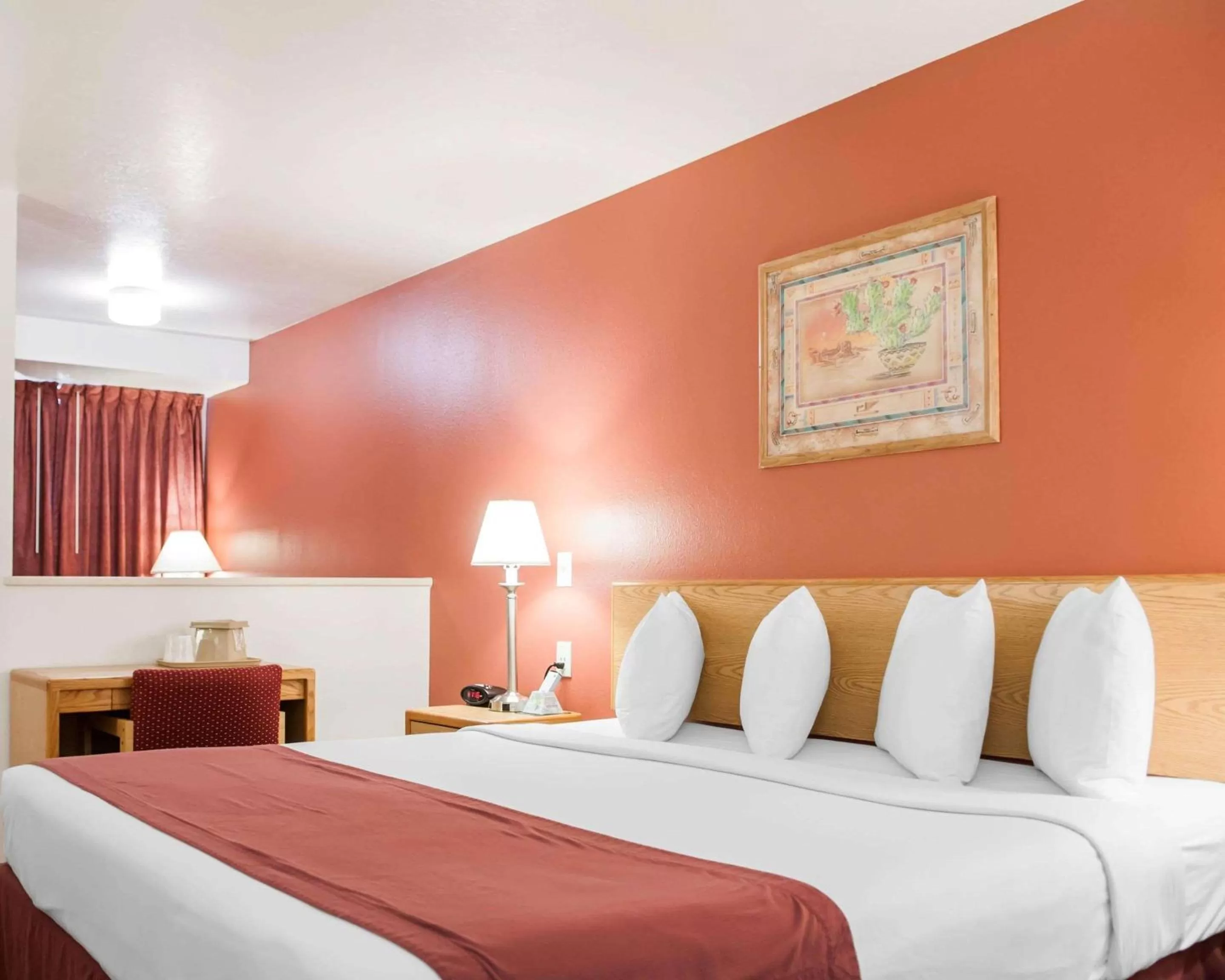 Photo of the whole room, Bed in Econo Lodge Albuquerque Old Town