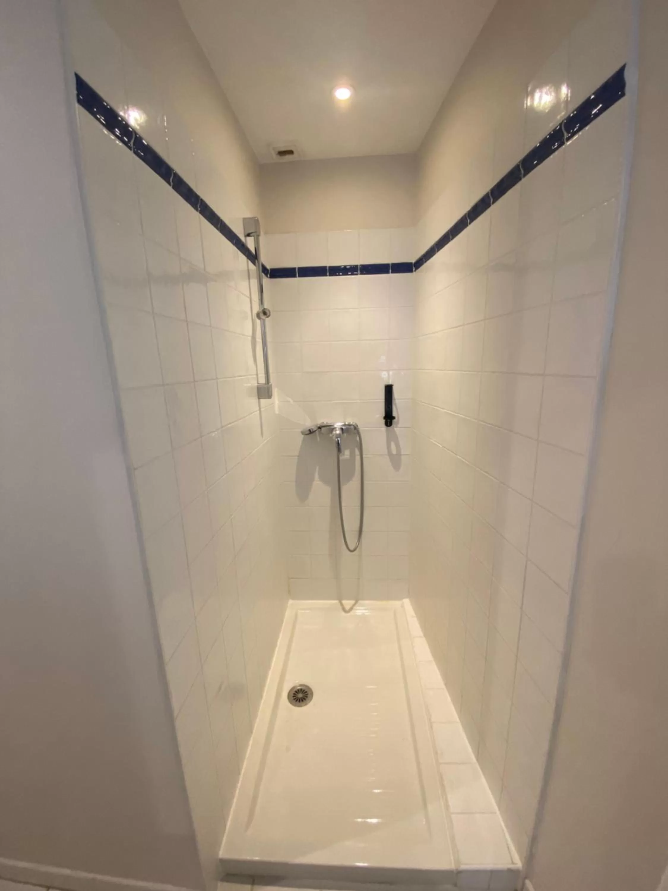 Shower in Hôtel l'Arena