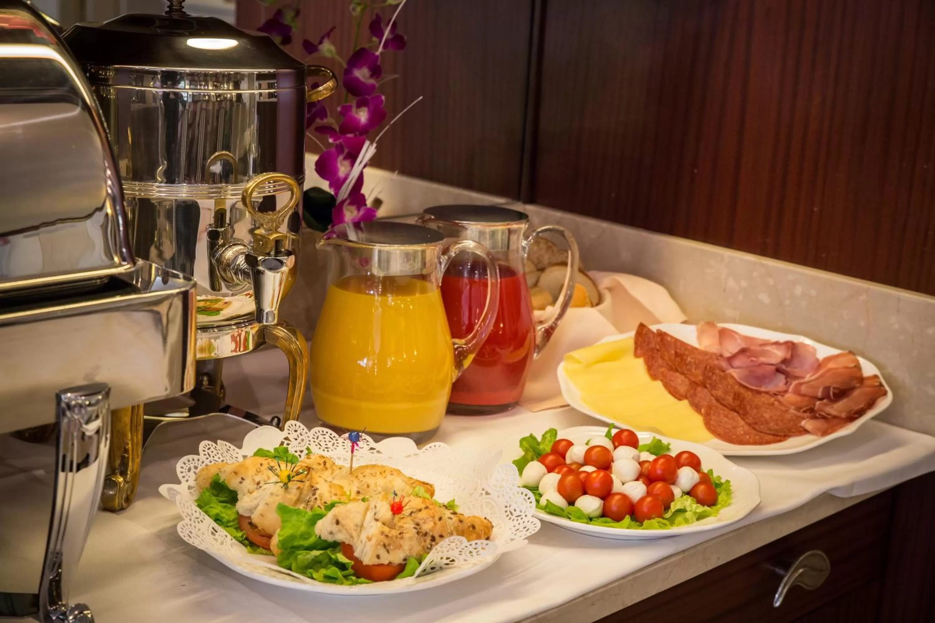 Food and drinks in Victoria Hotel Letterario