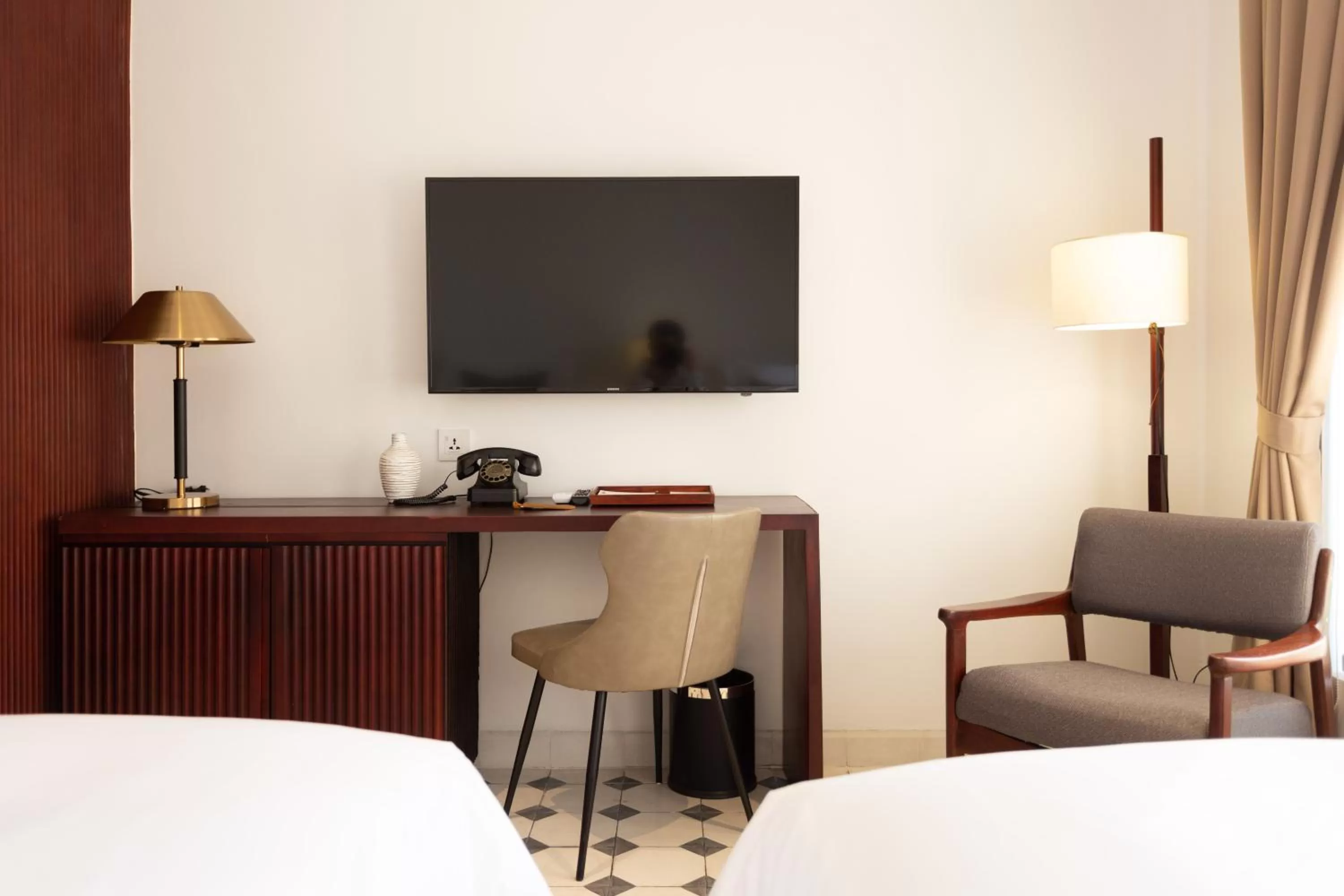TV and multimedia, Bed in La Chronique Hotel