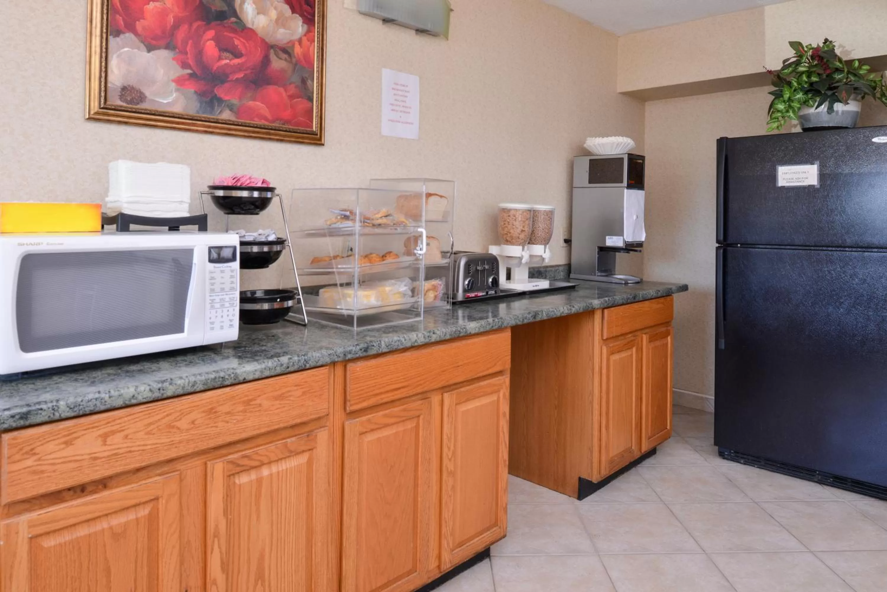 Continental breakfast in Americas Best Value Inn-Pittsburgh Airport