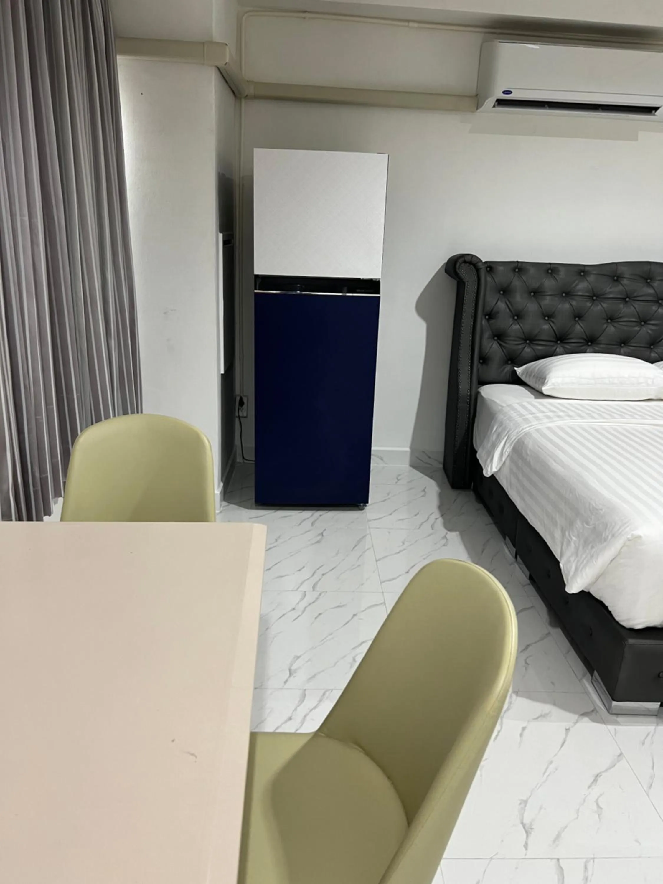 Seating area, Bed in Mall Suites Hotel