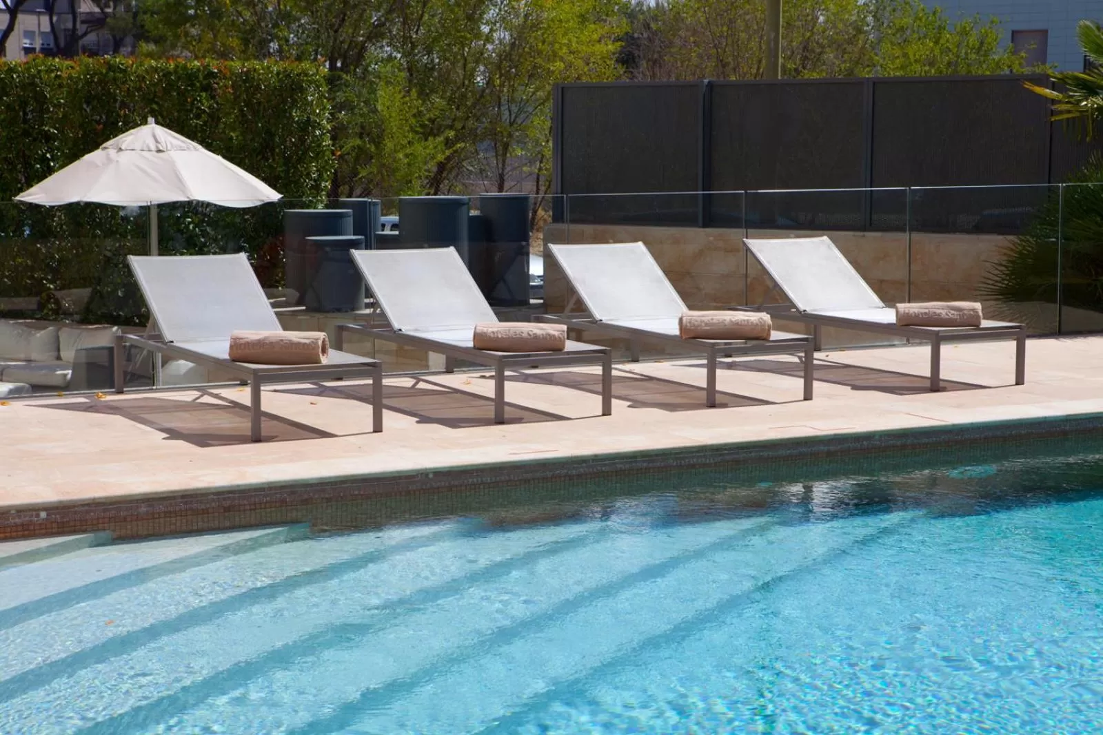 Swimming pool in Hotel Maydrit Airport