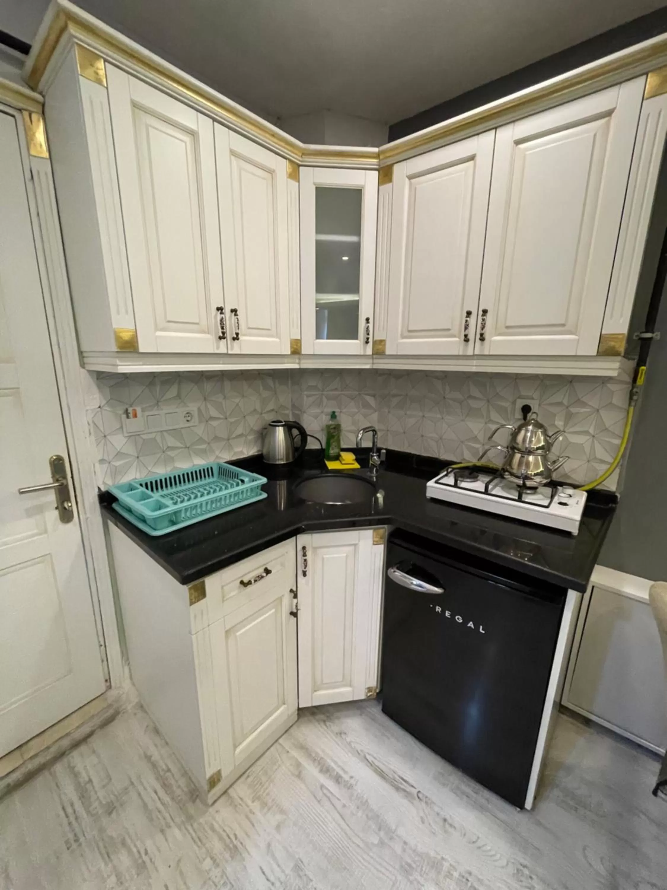 Kitchen or kitchenette in Arat Apartments