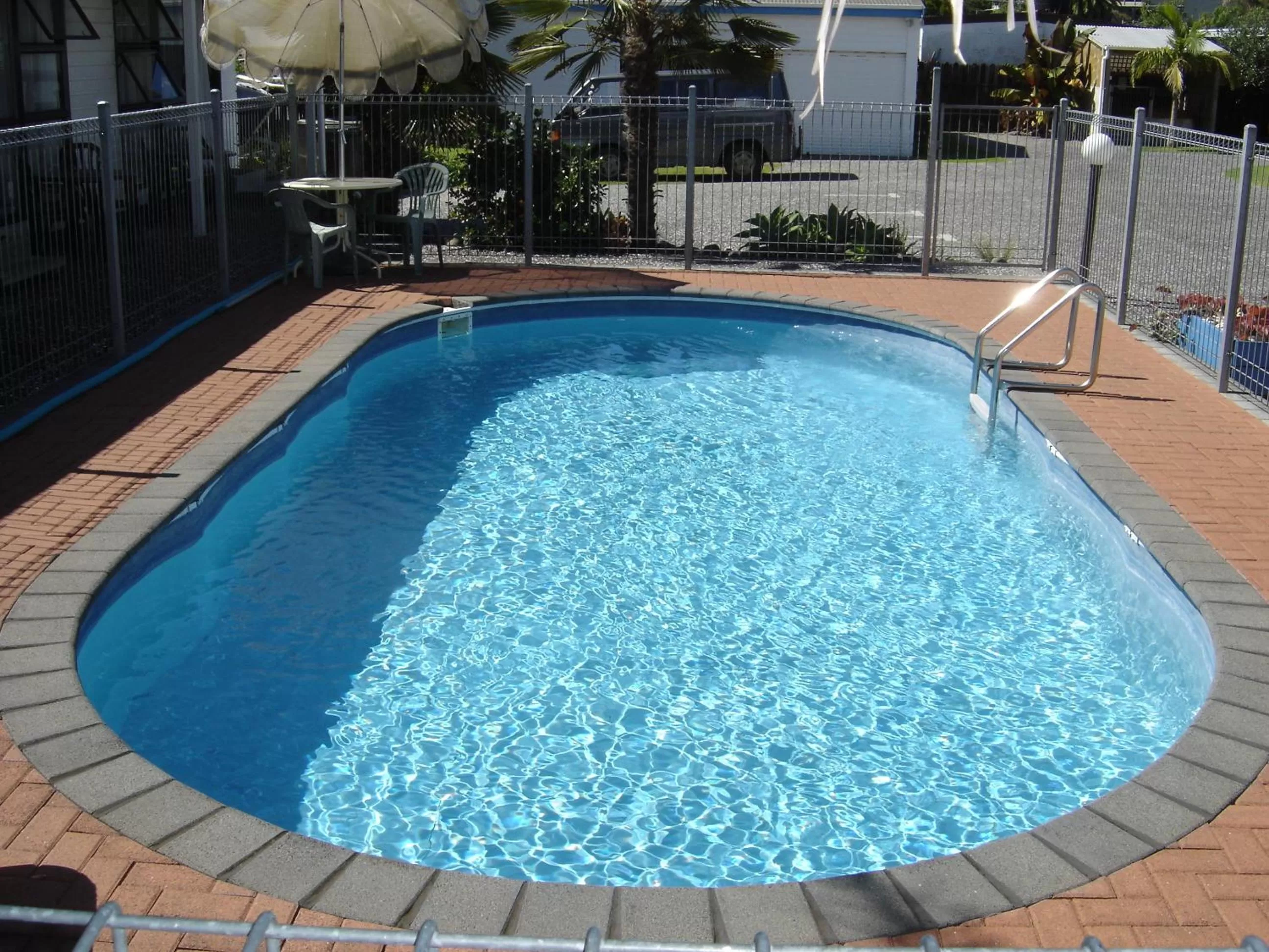 Swimming pool in Mana-Nui Motel