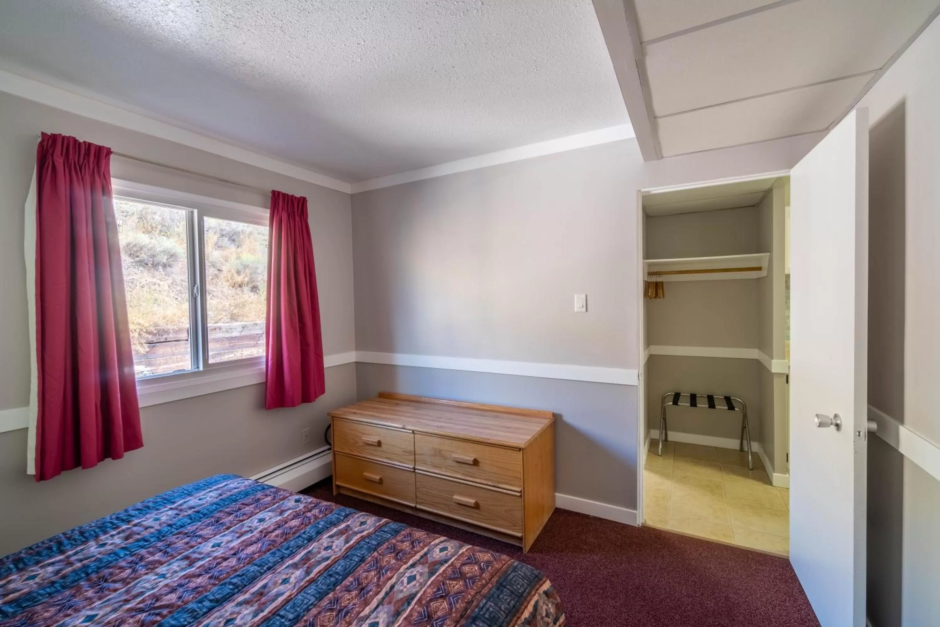 Photo of the whole room, Bed in Canada's Best Value Desert Inn & Suites