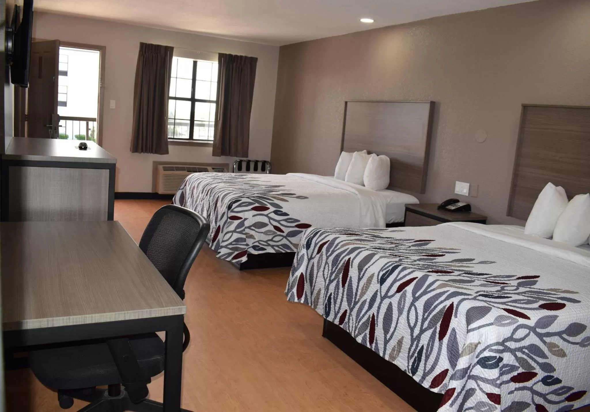 Photo of the whole room, Bed in Red Roof Inn & Suites Weatherford