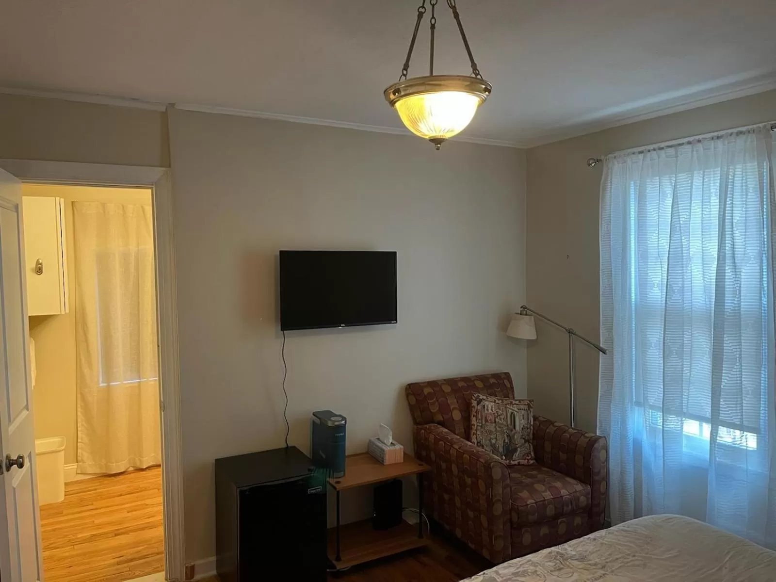 Deluxe Queen Suite in Come As You Are Inn