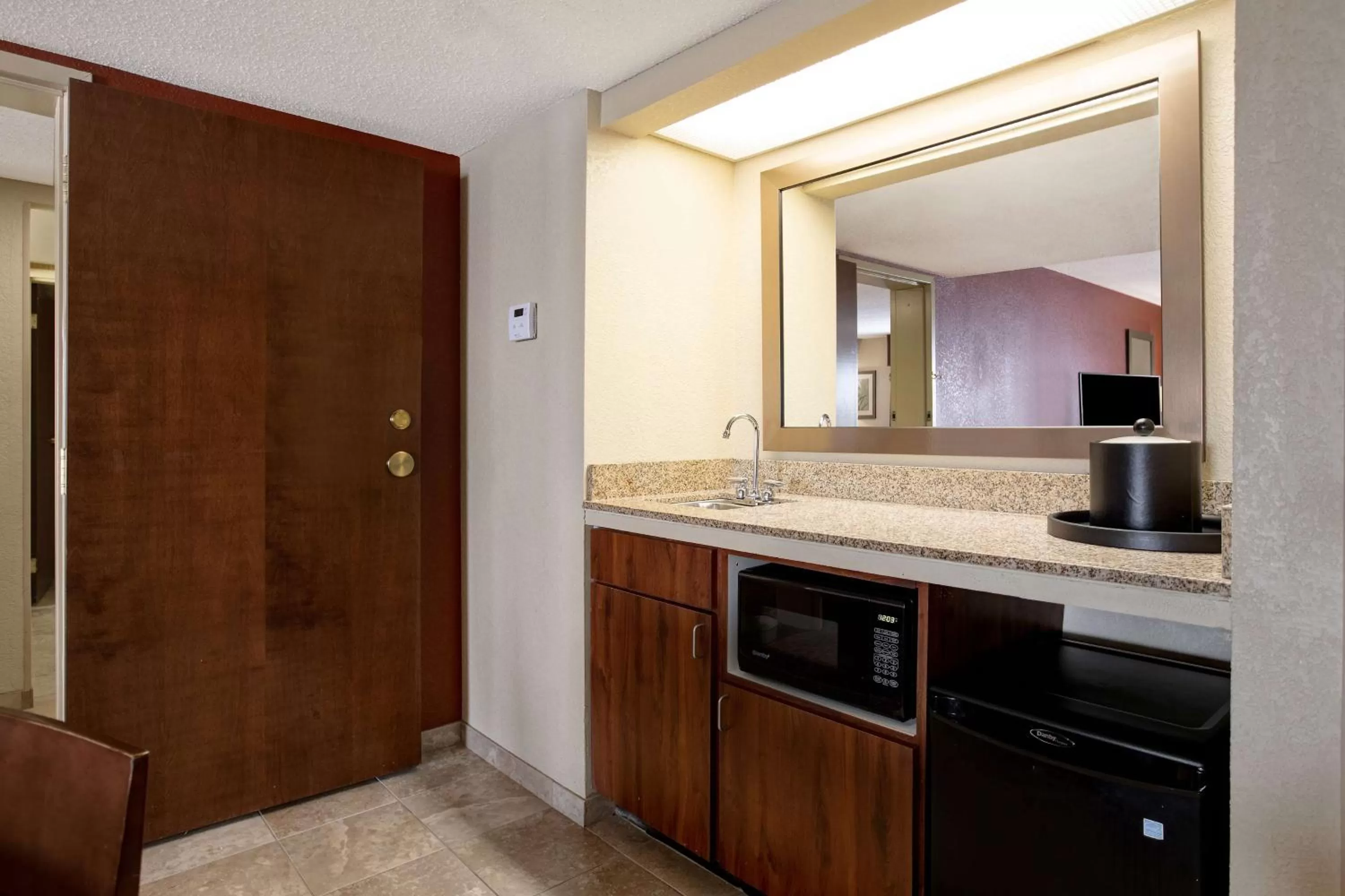 Photo of the whole room in Hampton Inn Fort Wayne-Southwest