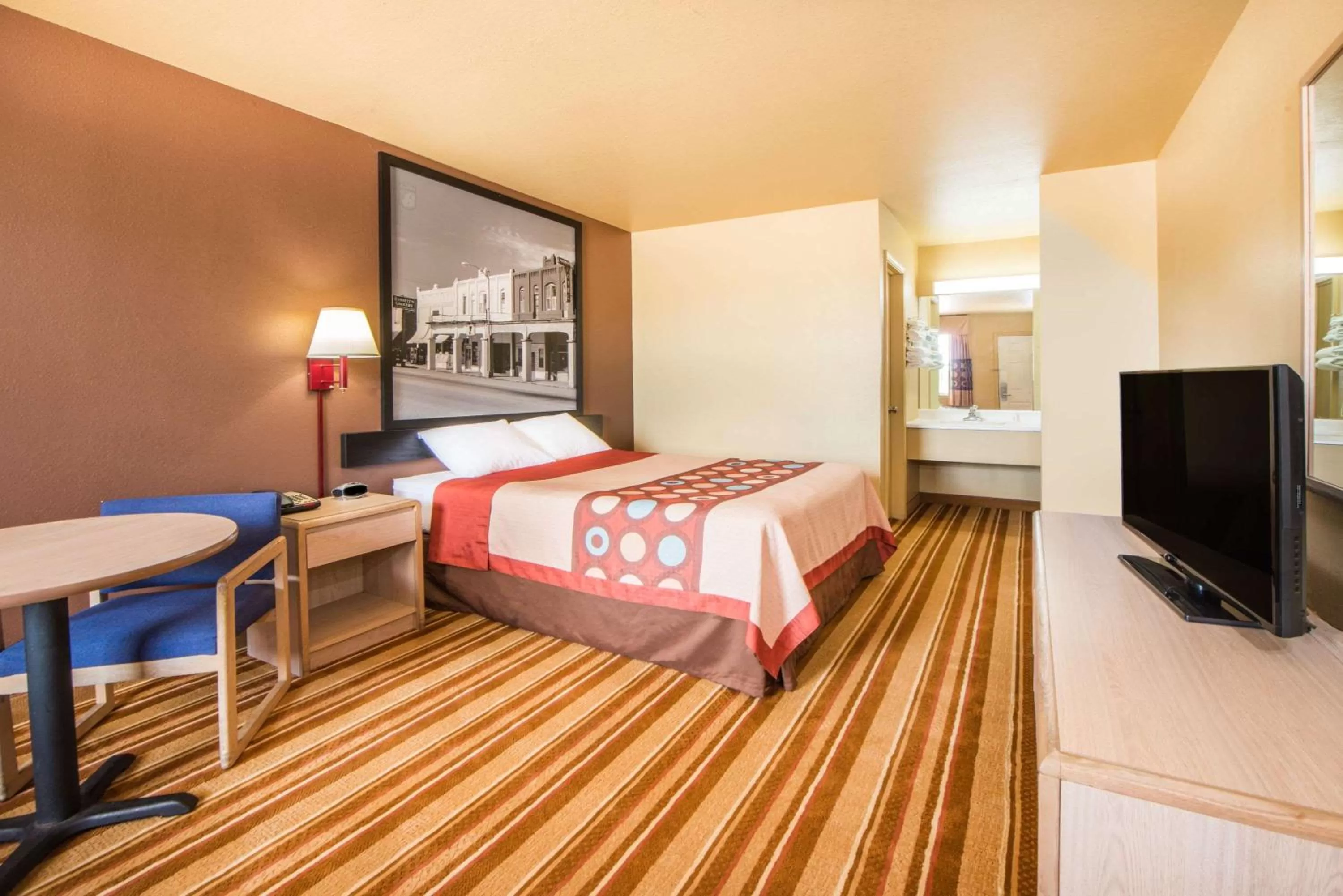 Photo of the whole room, Bed in Super 8 by Wyndham Big Cabin/Vinita Area