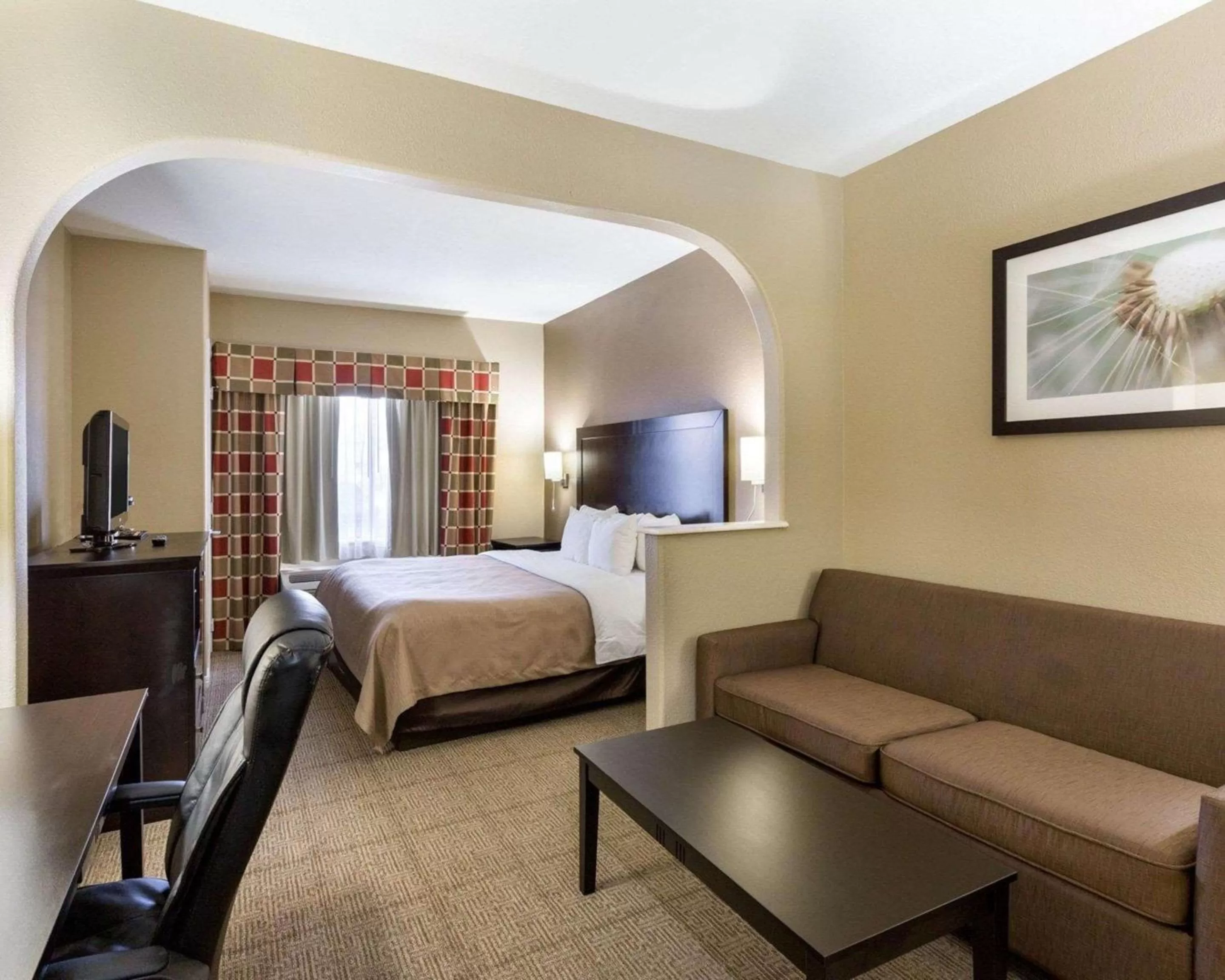 Photo of the whole room, Bed in Quality Suites Houston NW Cy-Fair