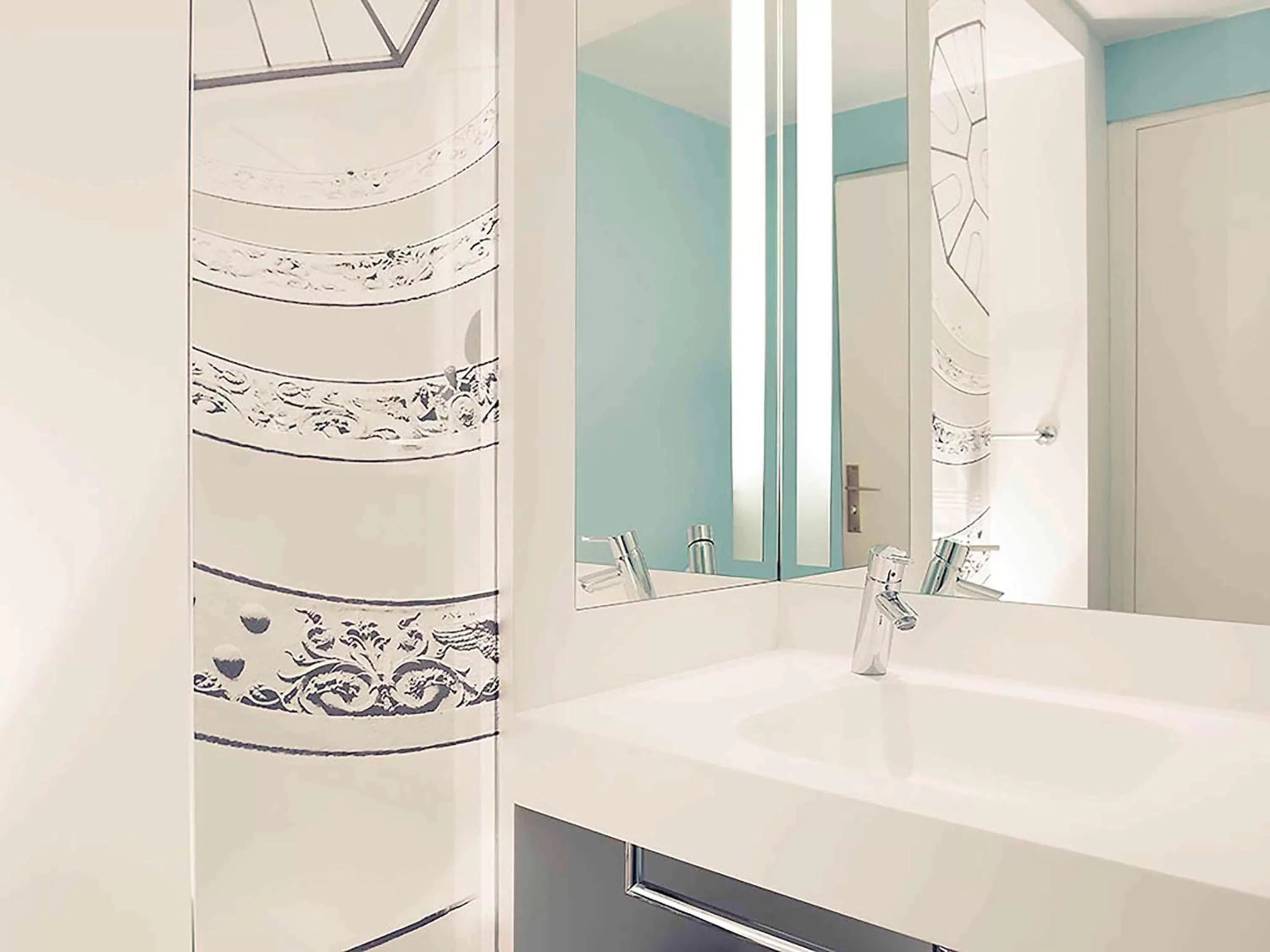 Photo of the whole room in Mercure Lyon Centre Beaux-Arts